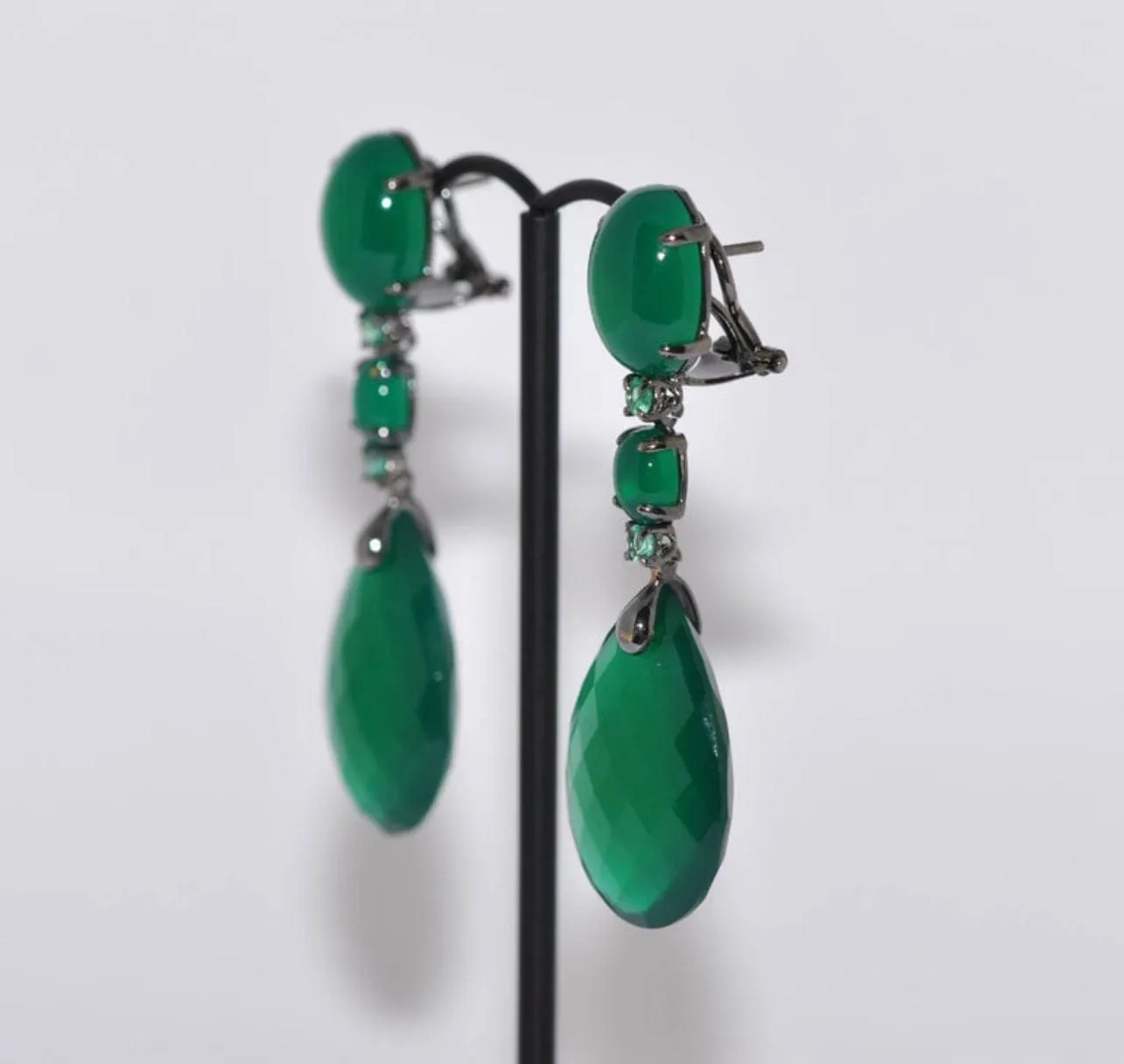Boucles D'oreilles Chandelier Or Noir, Agate Verte Et Émeraude sold by 58 Facettes product image thumbnail 3