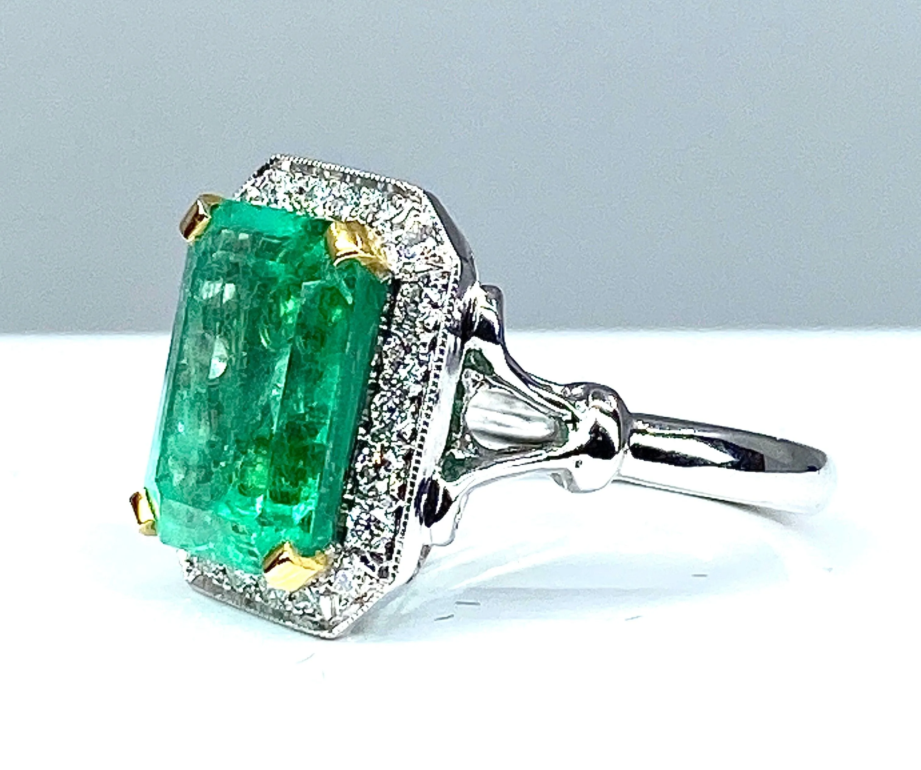 Bague émeraude 5,32 carats et diamants sold by 58 Facettes product image thumbnail 3