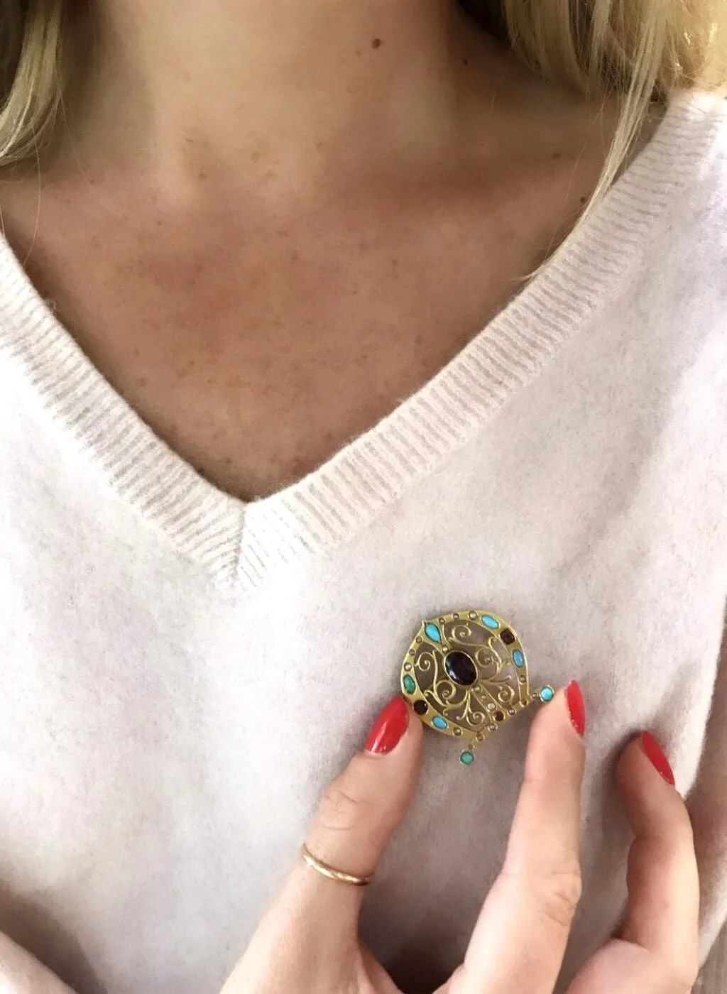 Broche ancienne fer à cheval en or, turquoises, perles, et grenats sold by 58 Facettes product image thumbnail 4