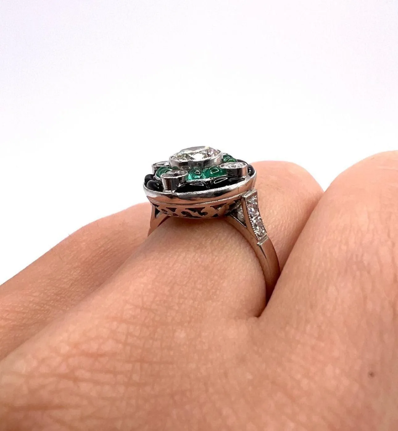 Bague style art déco platine diamants émeraudes onyx sold by 58 Facettes product image thumbnail 3