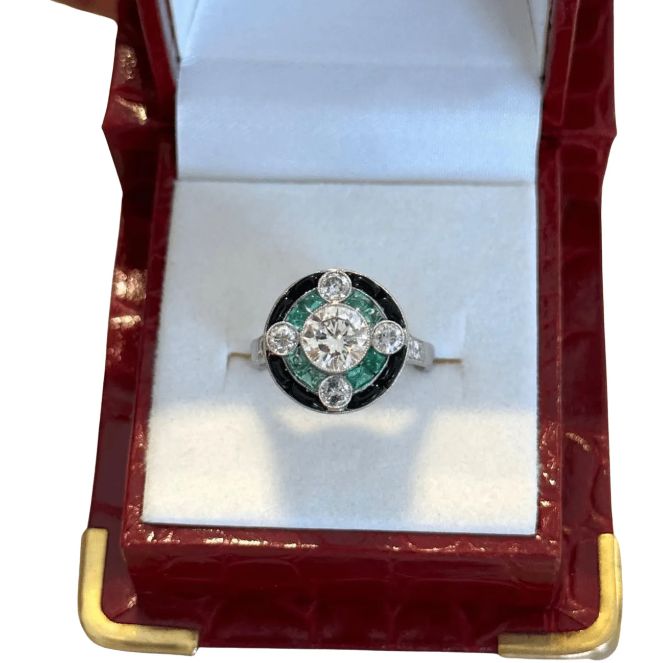 Bague style art déco platine diamants émeraudes onyx sold by 58 Facettes