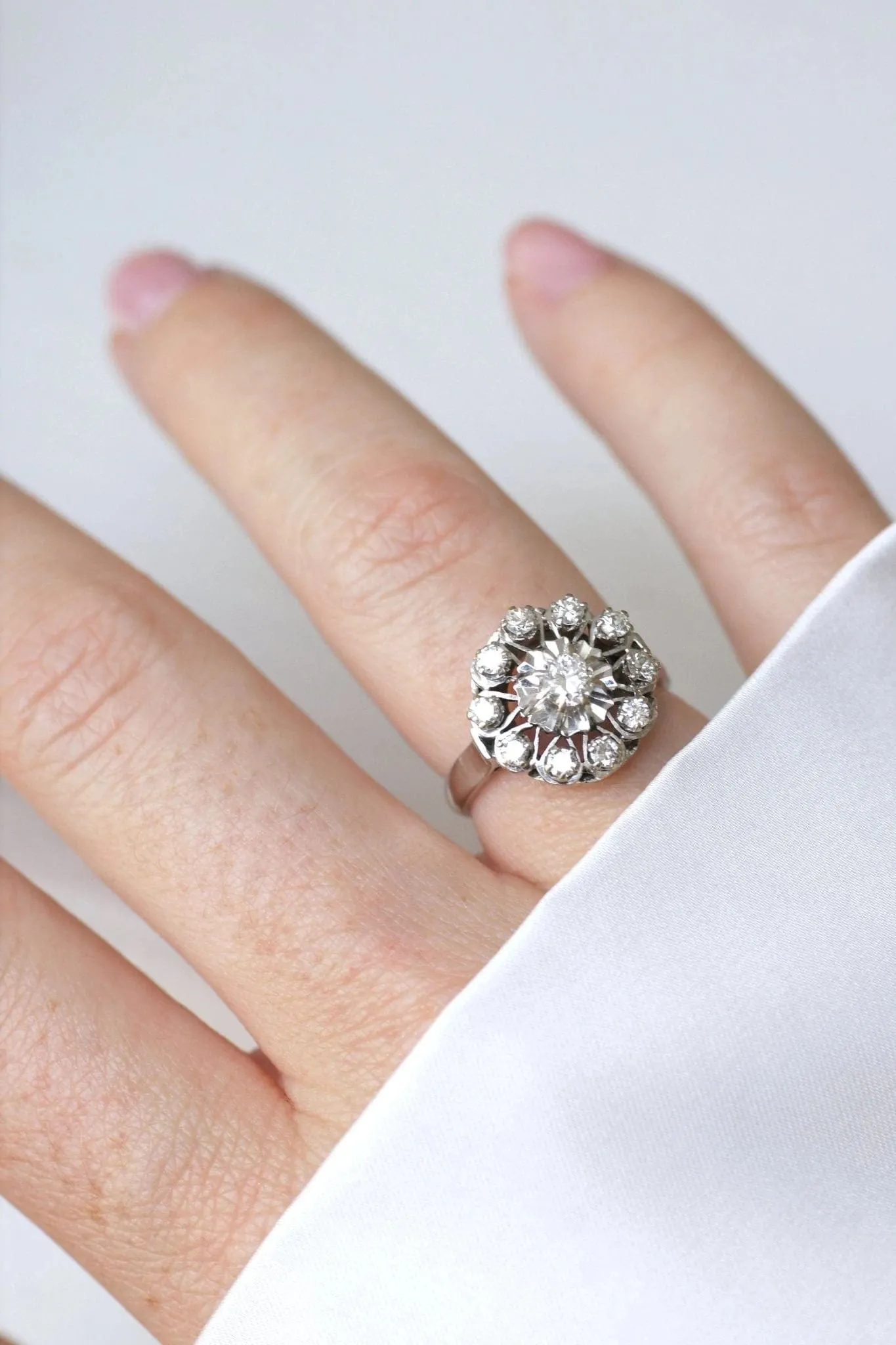 Bague marguerite or blanc et diamants sold by 58 Facettes product image thumbnail 3