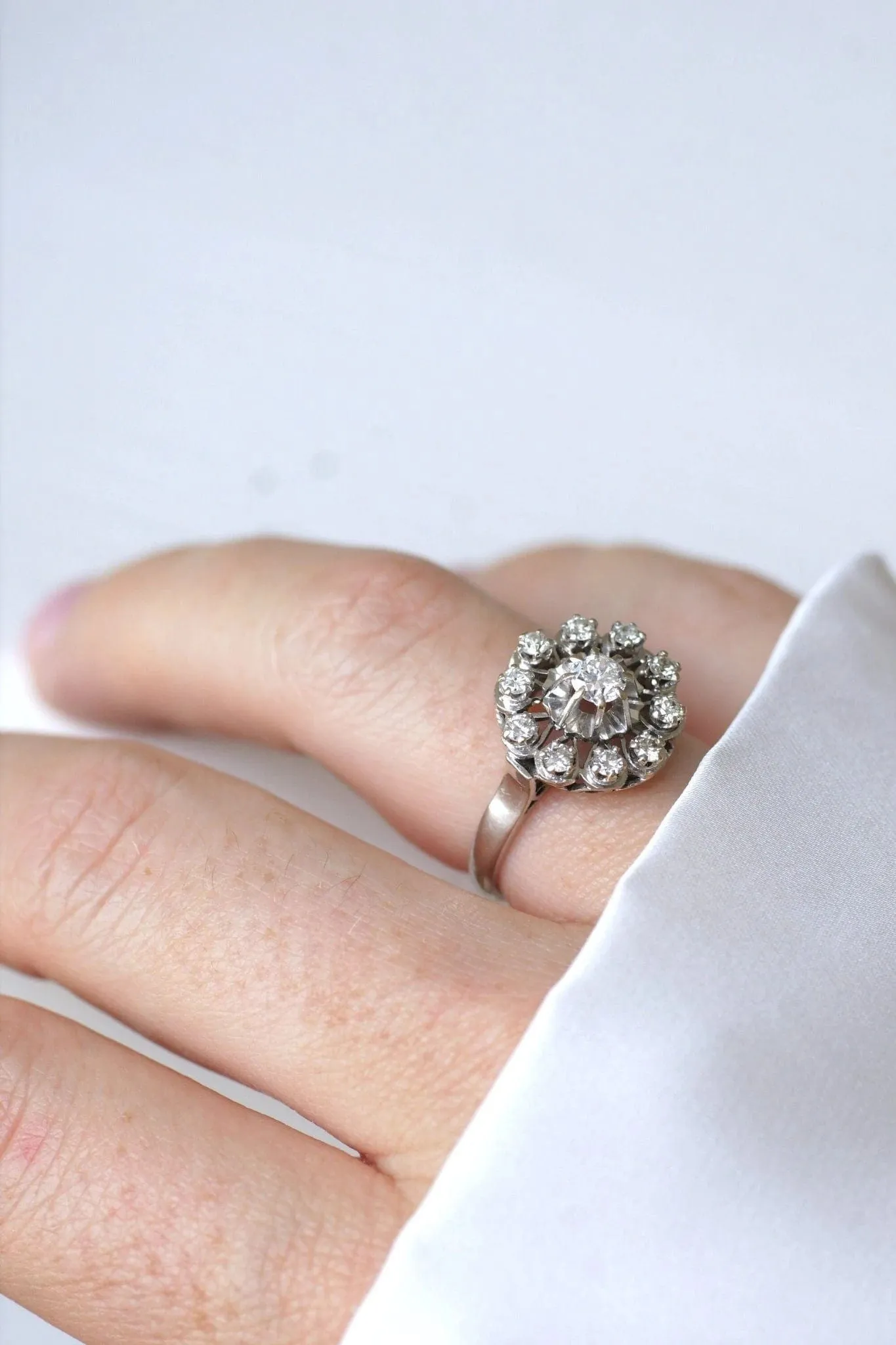 Bague marguerite or blanc et diamants sold by 58 Facettes product image thumbnail 2