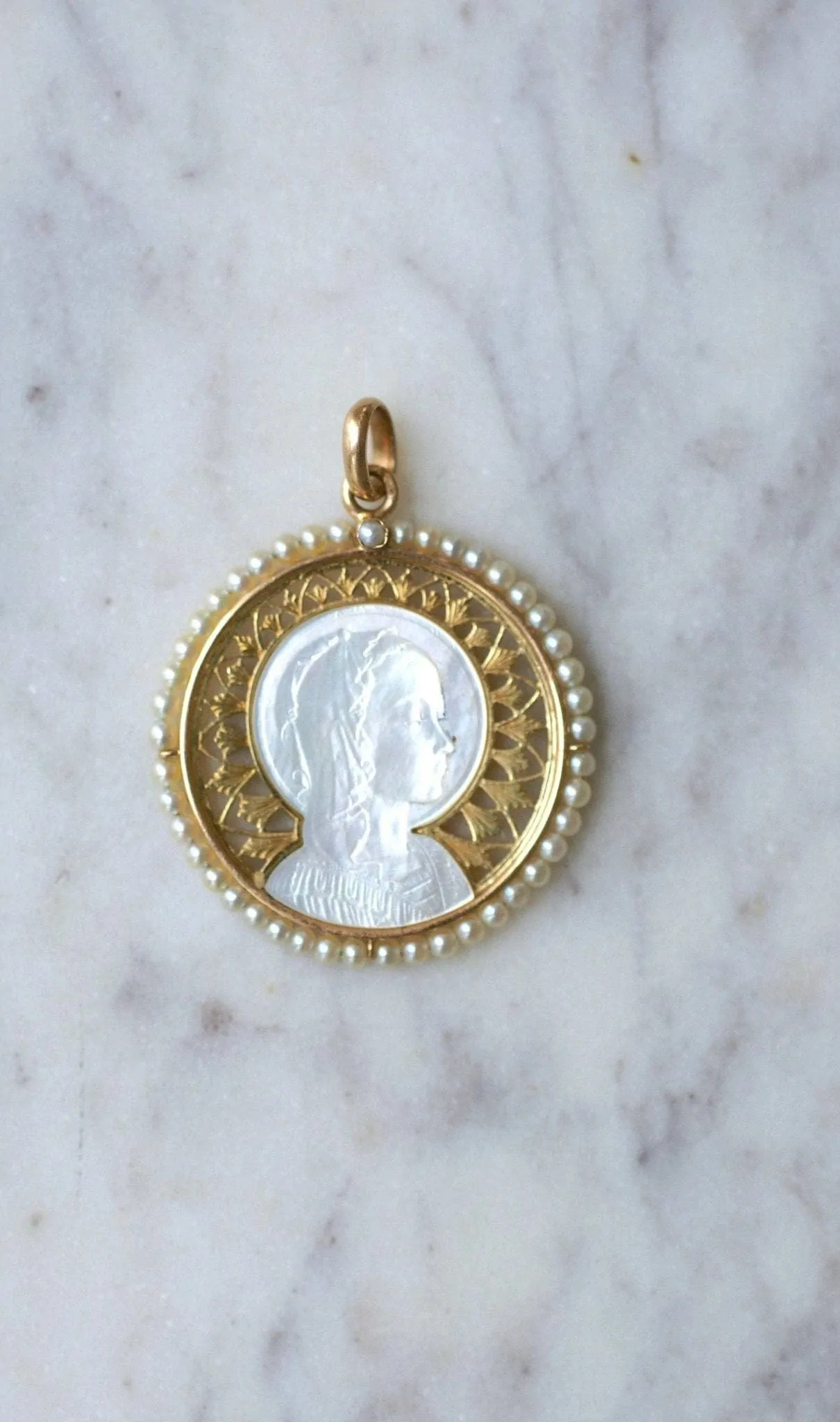 Médaille Art Déco Vierge sur nacre, or et perles fines sold by 58 Facettes product image thumbnail 2