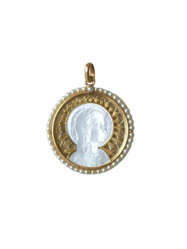 Médaille Art Déco Vierge sur nacre, or et perles fines sold by 58 Facettes