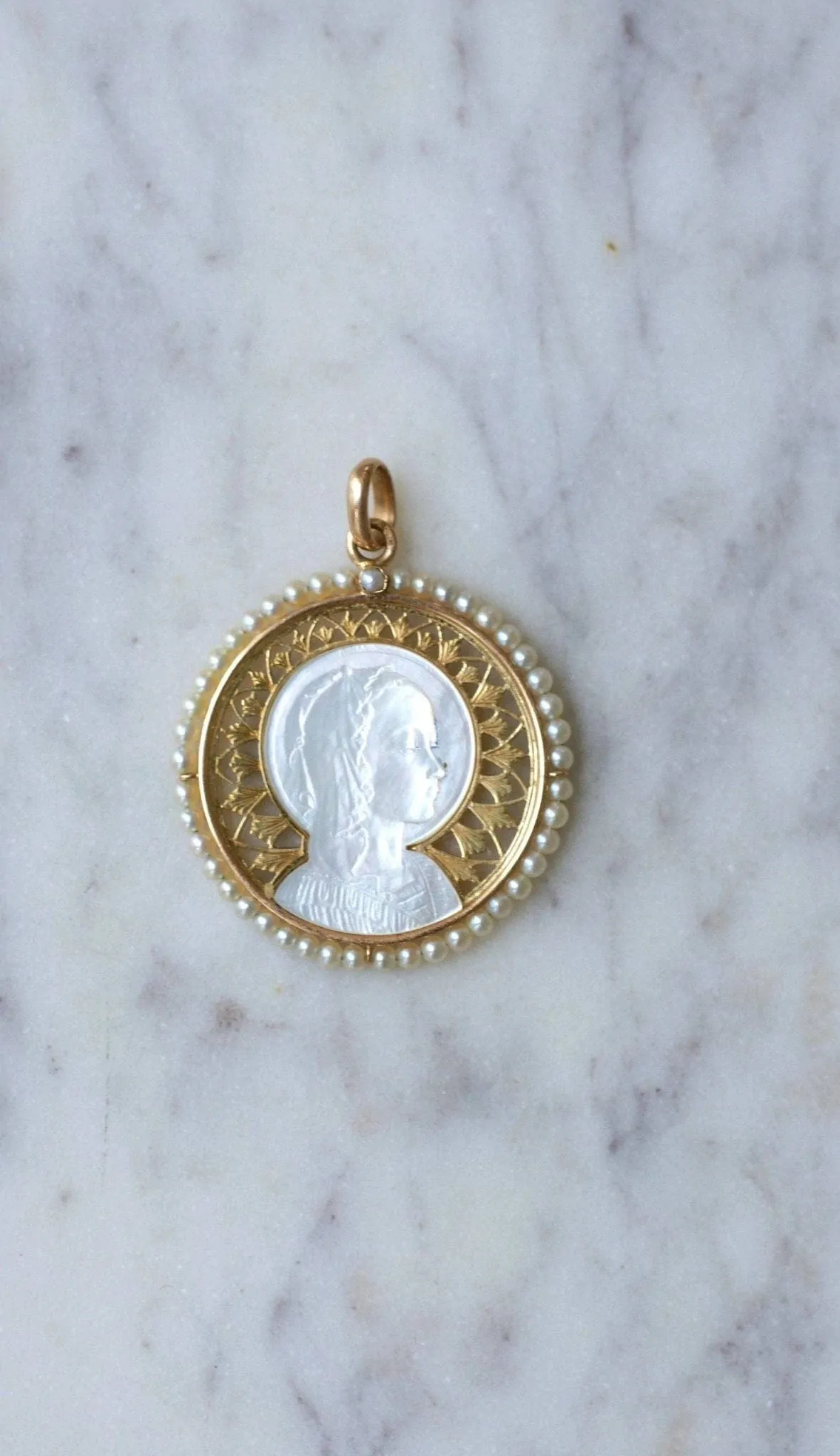 Médaille Art Déco Vierge sur nacre, or et perles fines sold by 58 Facettes product image thumbnail 5