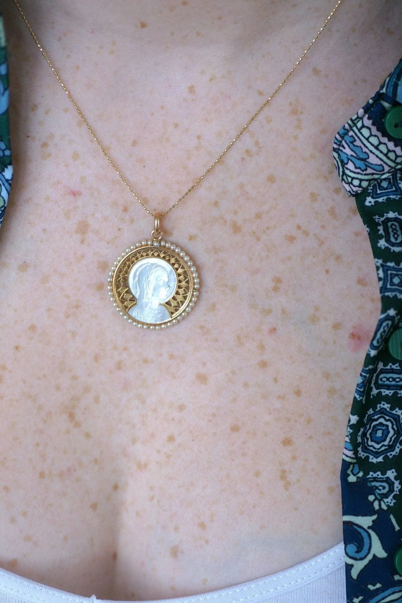 Médaille Art Déco Vierge sur nacre, or et perles fines sold by 58 Facettes product image thumbnail 3