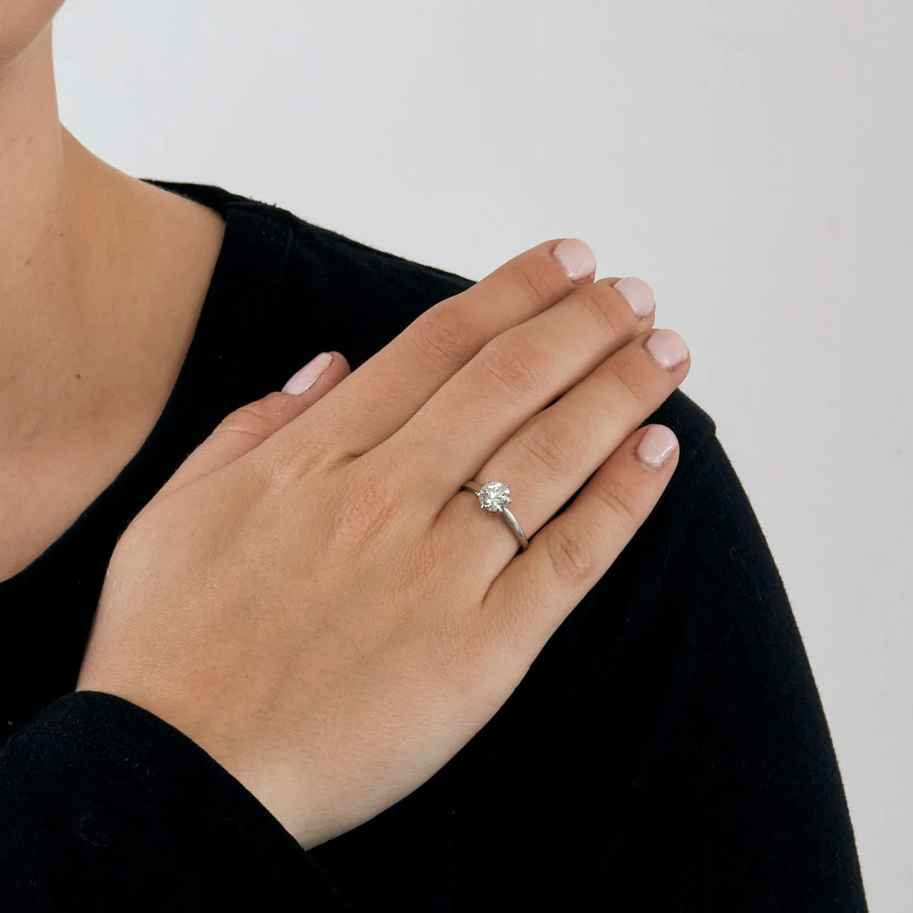 Bague solitaire or gris avec diamant sold by 58 Facettes product image thumbnail 2