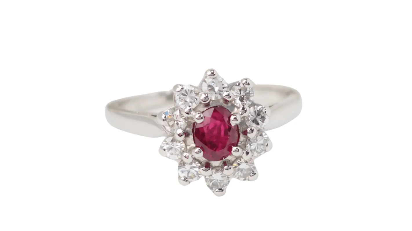 Bague marguerite en or blanc, rubis et diamants sold by 58 Facettes