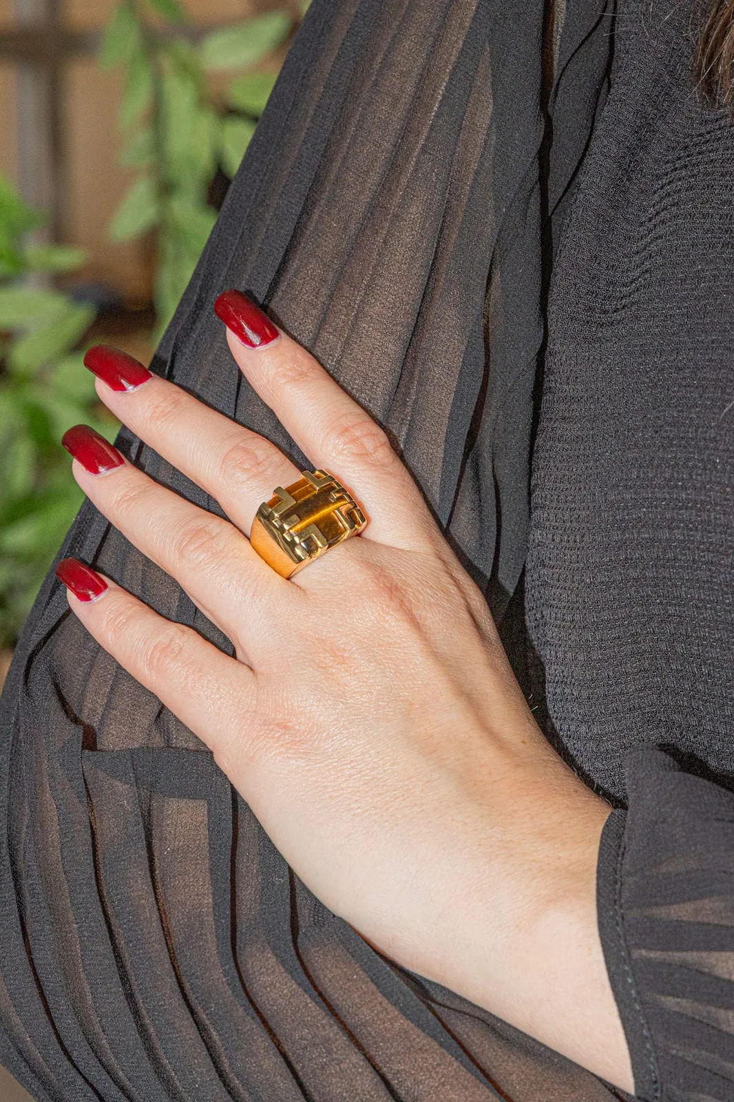 Cartier Bague Chevalière Yjing Or jaune oeil de tigre sold by 58 Facettes product image thumbnail 2