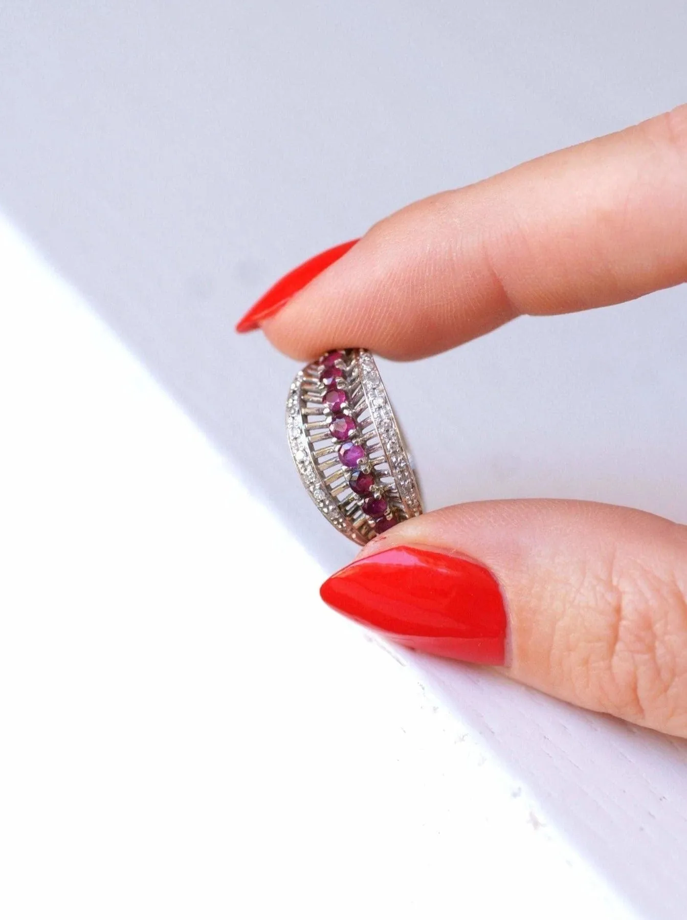 Bague bandeau vintage en or gris, rubis, et diamants sold by 58 Facettes product image thumbnail 4