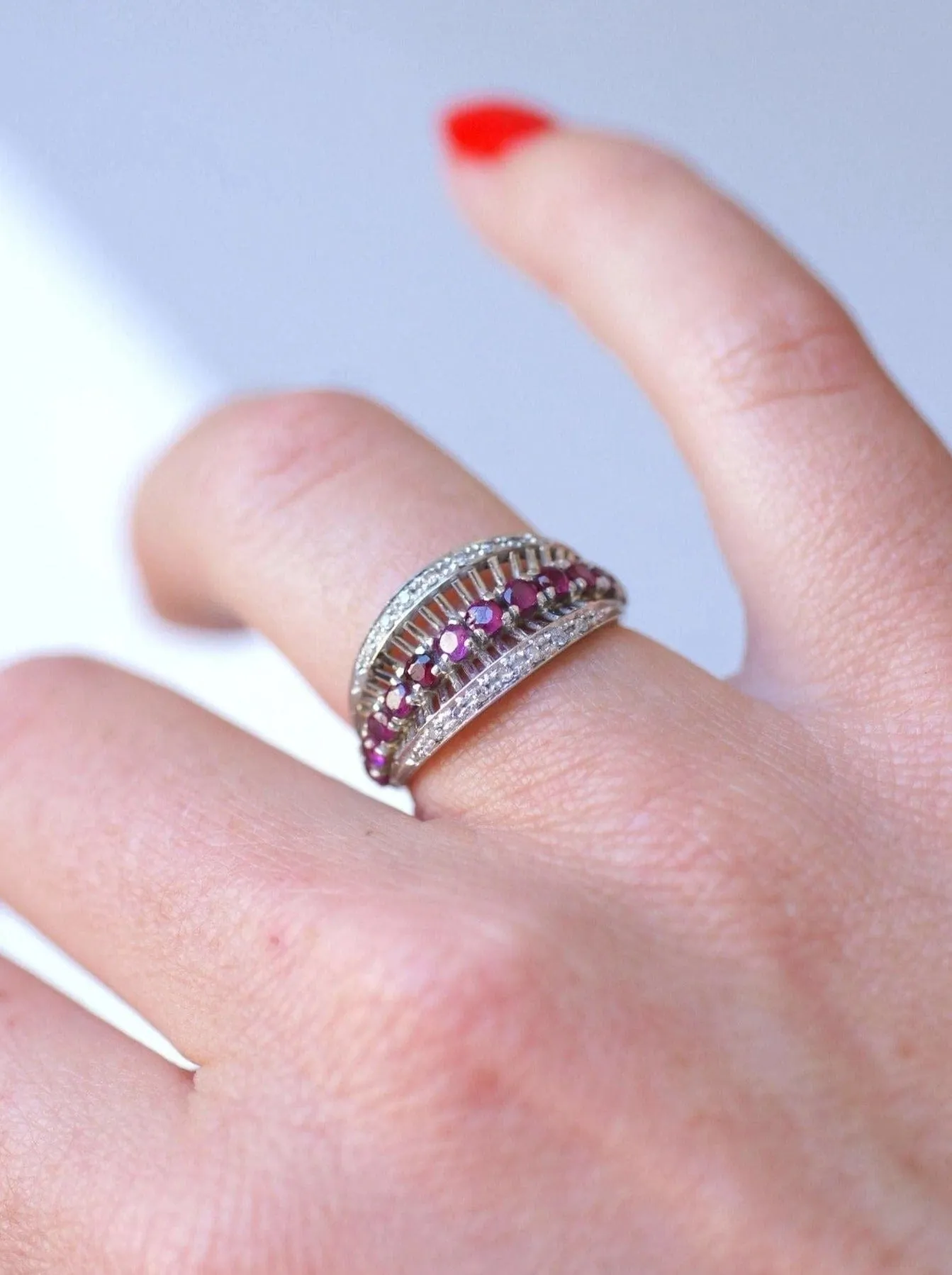 Bague bandeau vintage en or gris, rubis, et diamants sold by 58 Facettes product image thumbnail 3