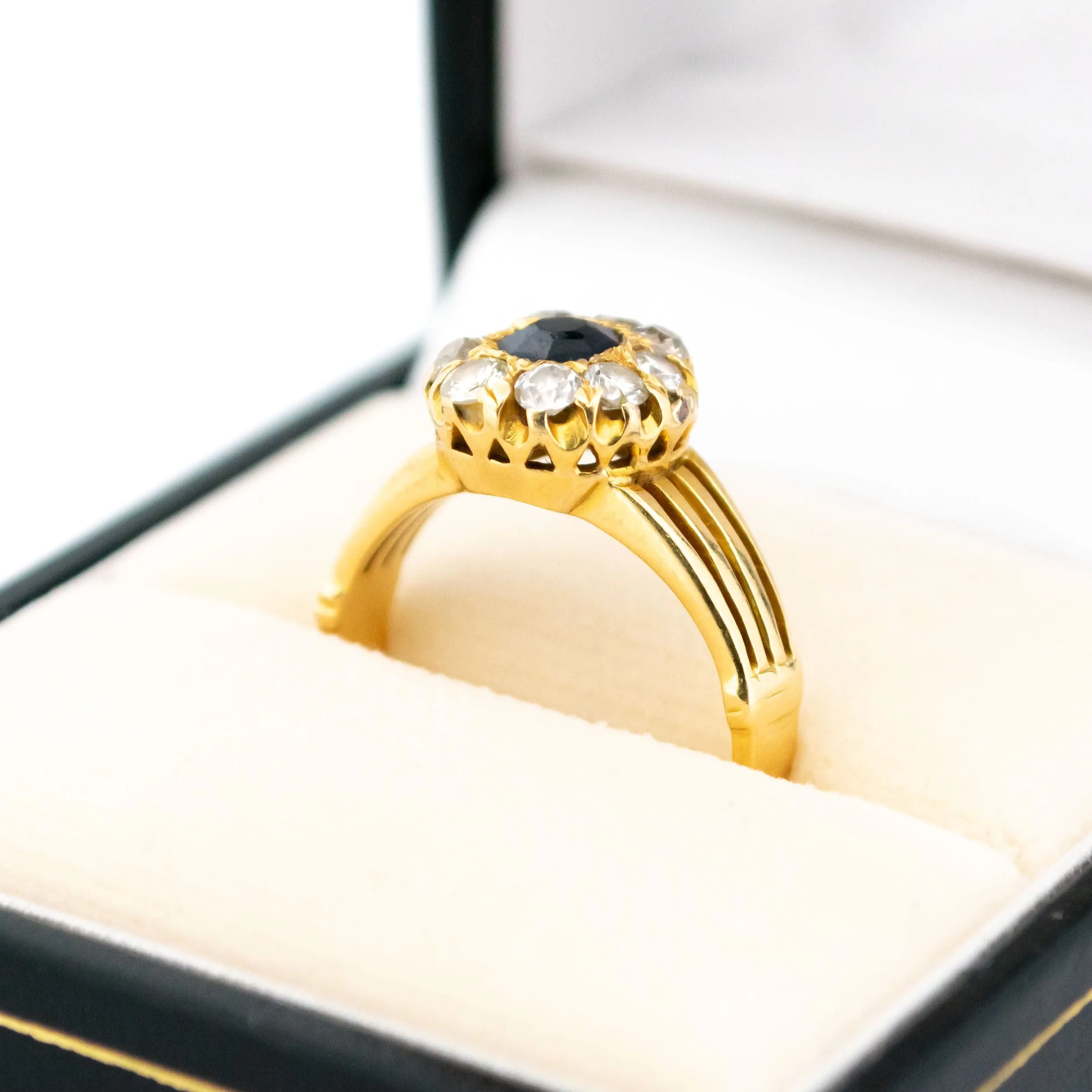 Bague en grappe diamant et saphir 18 carats de la fin de l'époque victorienne sold by 58 Facettes product image thumbnail 3