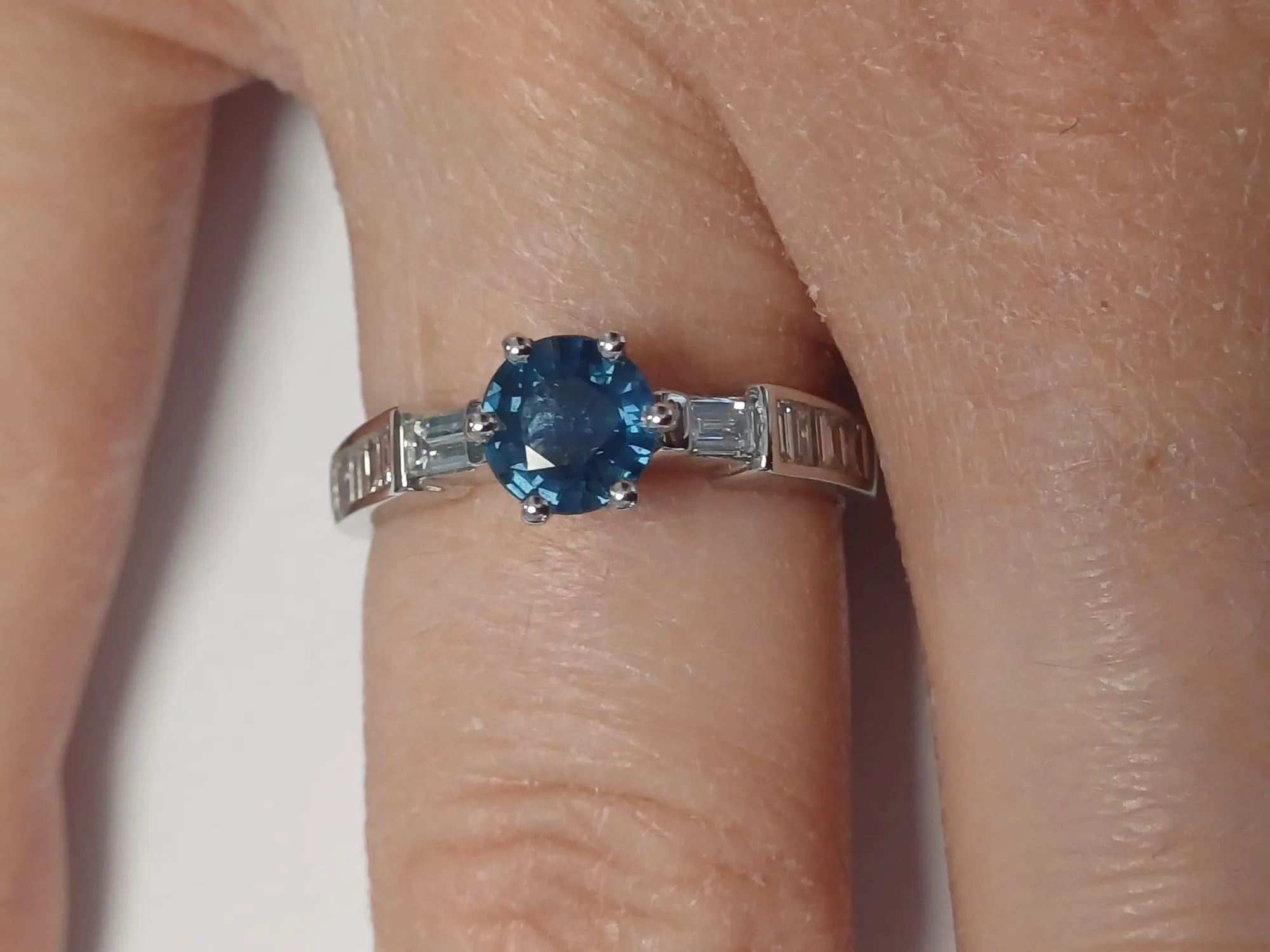 Bague en or blanc six griffes sertie d'un Saphir sold by 58 Facettes product image thumbnail 4