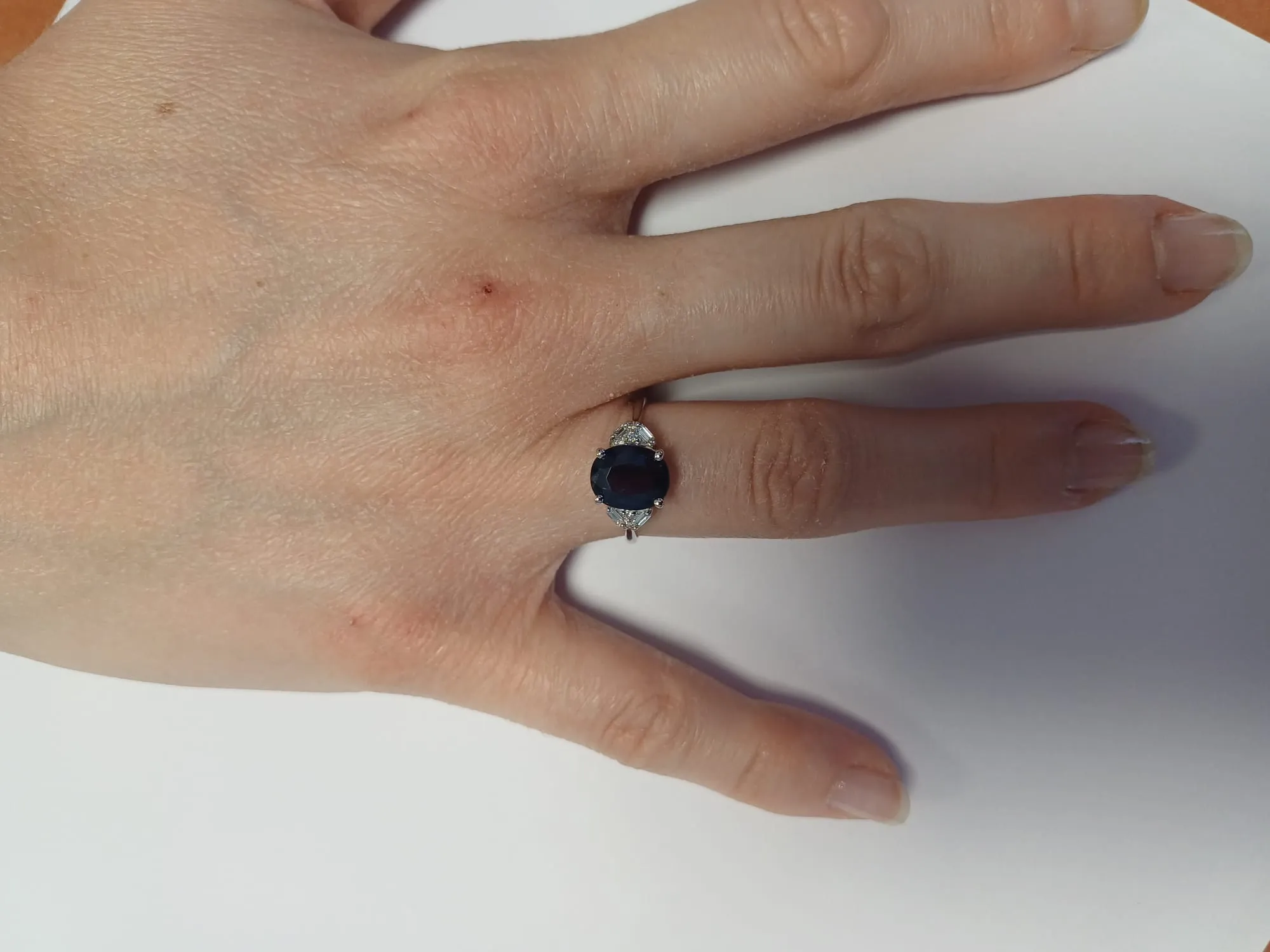 Bague en or blanc six griffes sertie d'un Saphir sold by 58 Facettes product image thumbnail 2