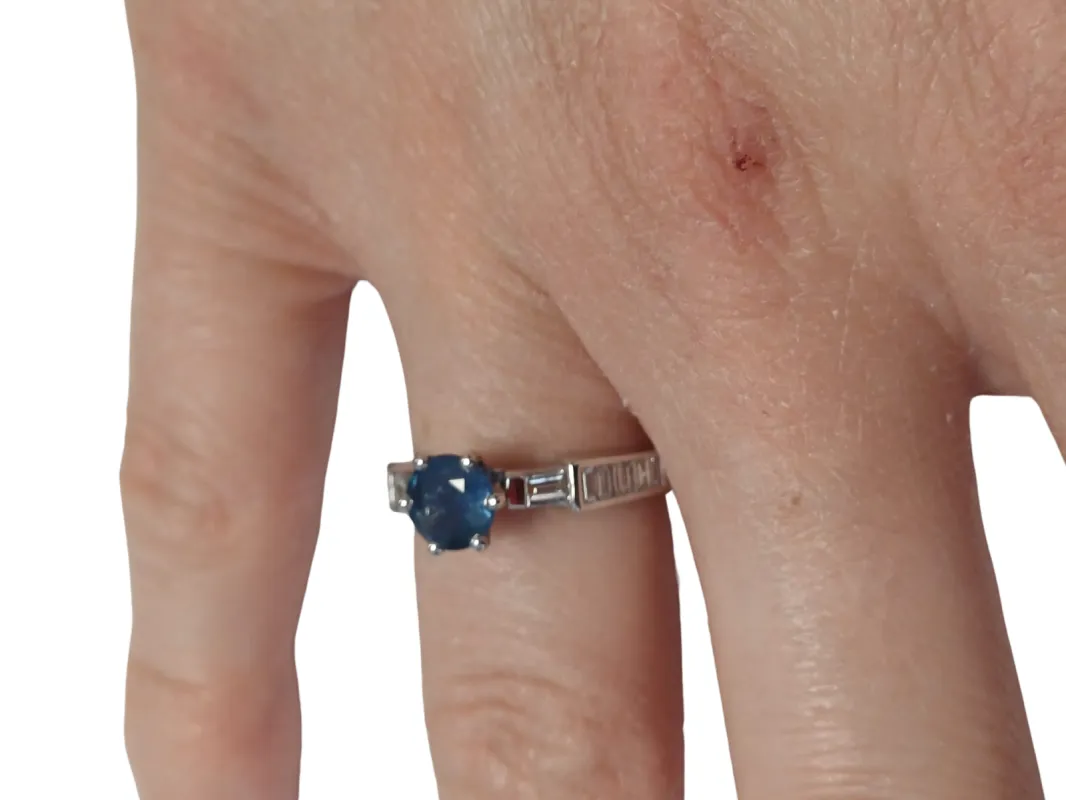 Bague en or blanc six griffes sertie d'un Saphir sold by 58 Facettes