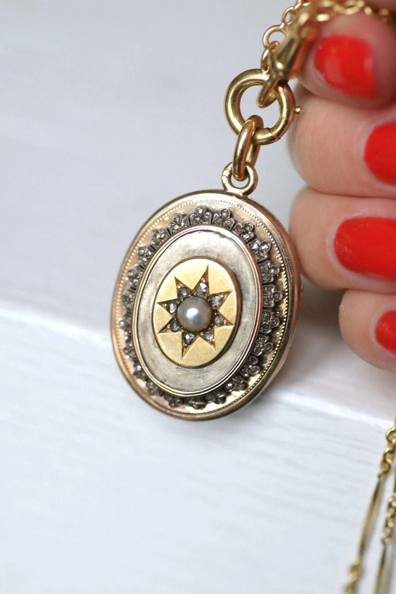 Médaillon ancien or, argent, et diamants sold by 58 Facettes product image thumbnail 3