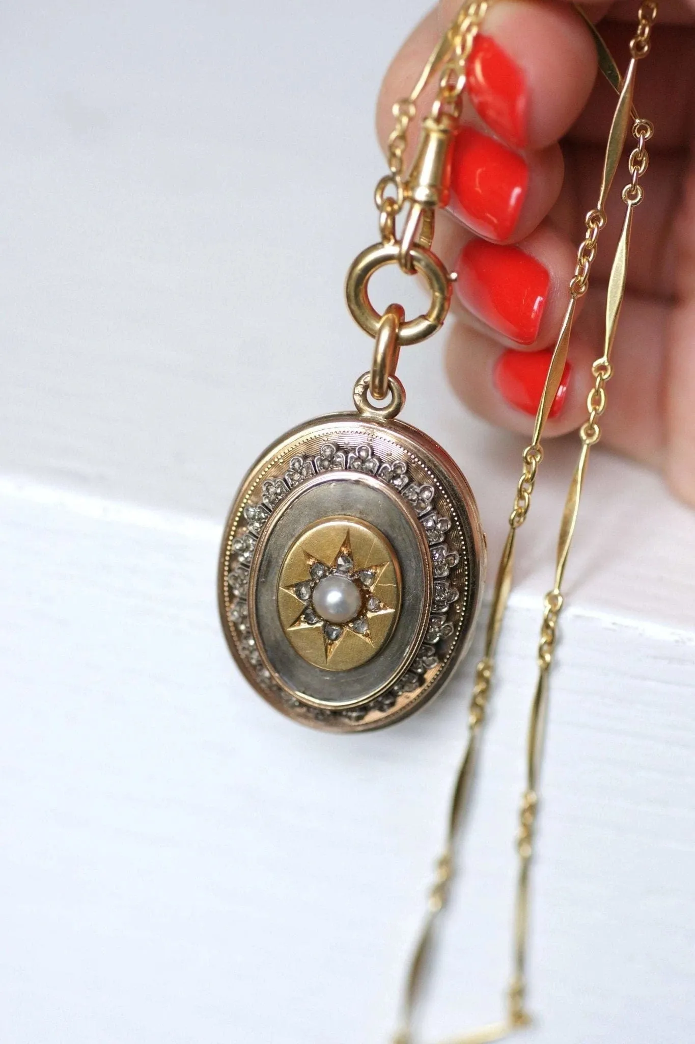 Médaillon ancien or, argent, et diamants sold by 58 Facettes product image thumbnail 4