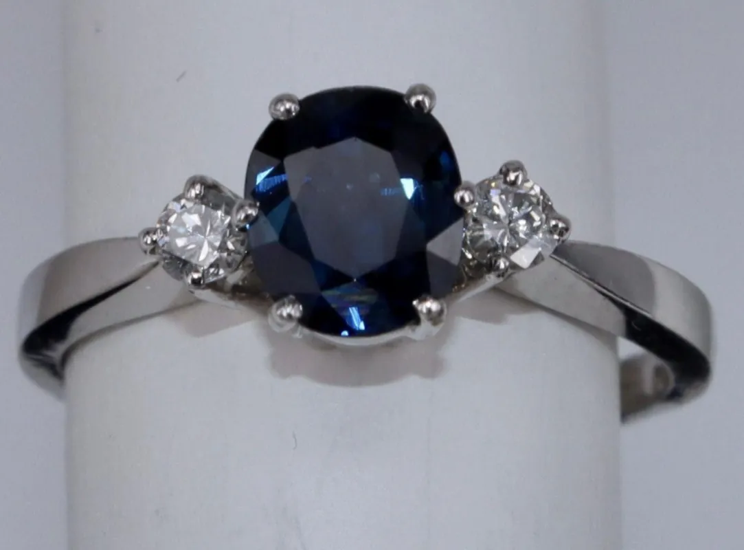 Bague ovale en or blanc avec saphirs et diamants sold by 58 Facettes