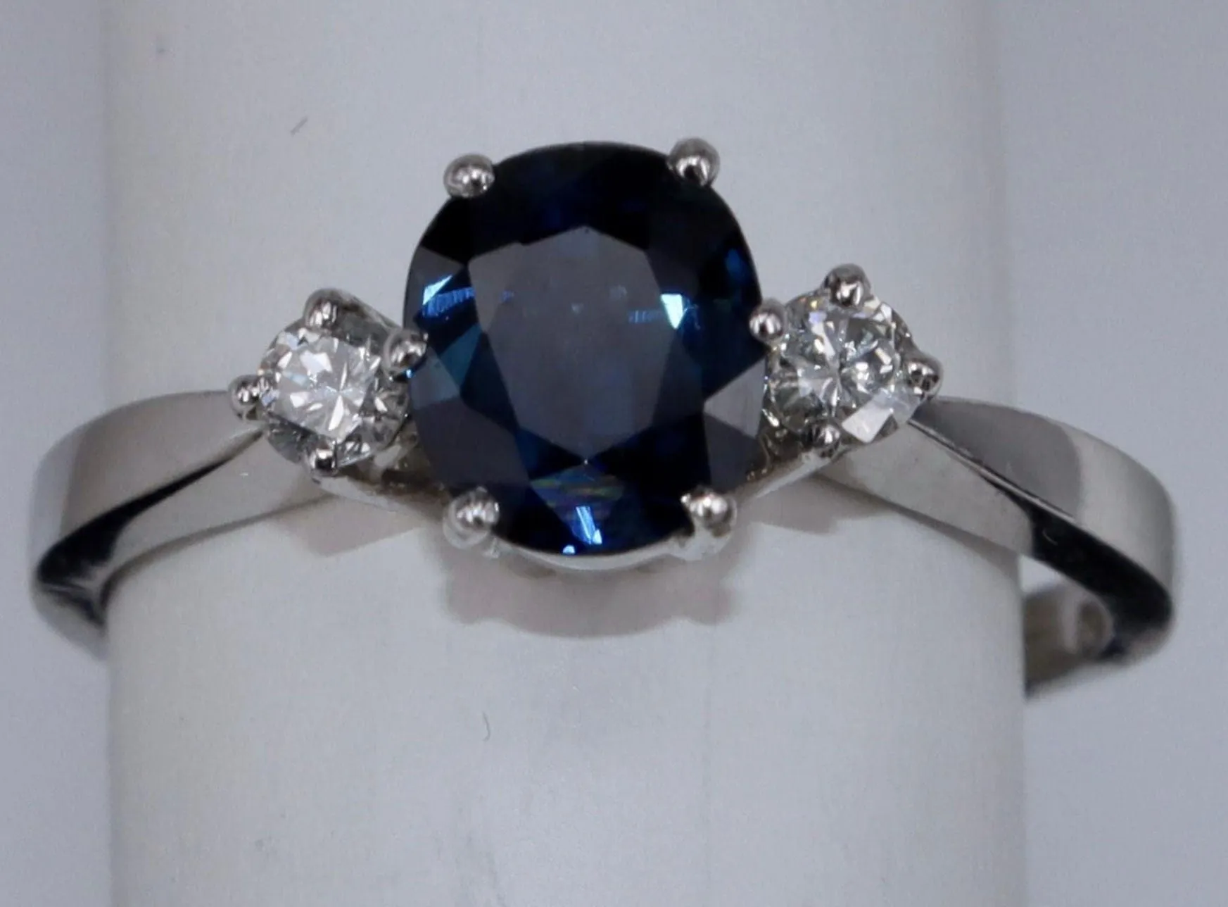 Bague ovale en or blanc avec saphirs et diamants sold by 58 Facettes
