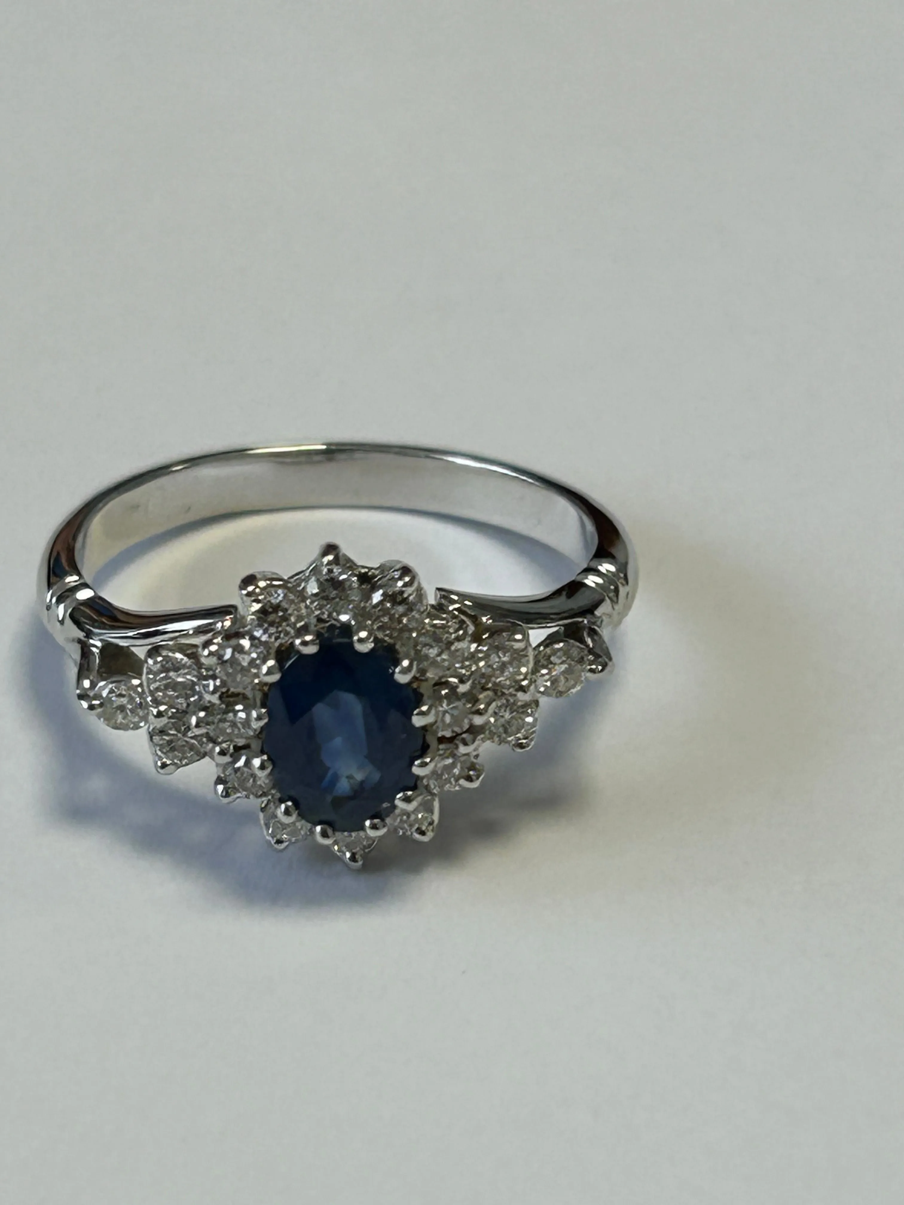 Bague marguerite en or blanc ornée d'un saphir sold by 58 Facettes product image thumbnail 3