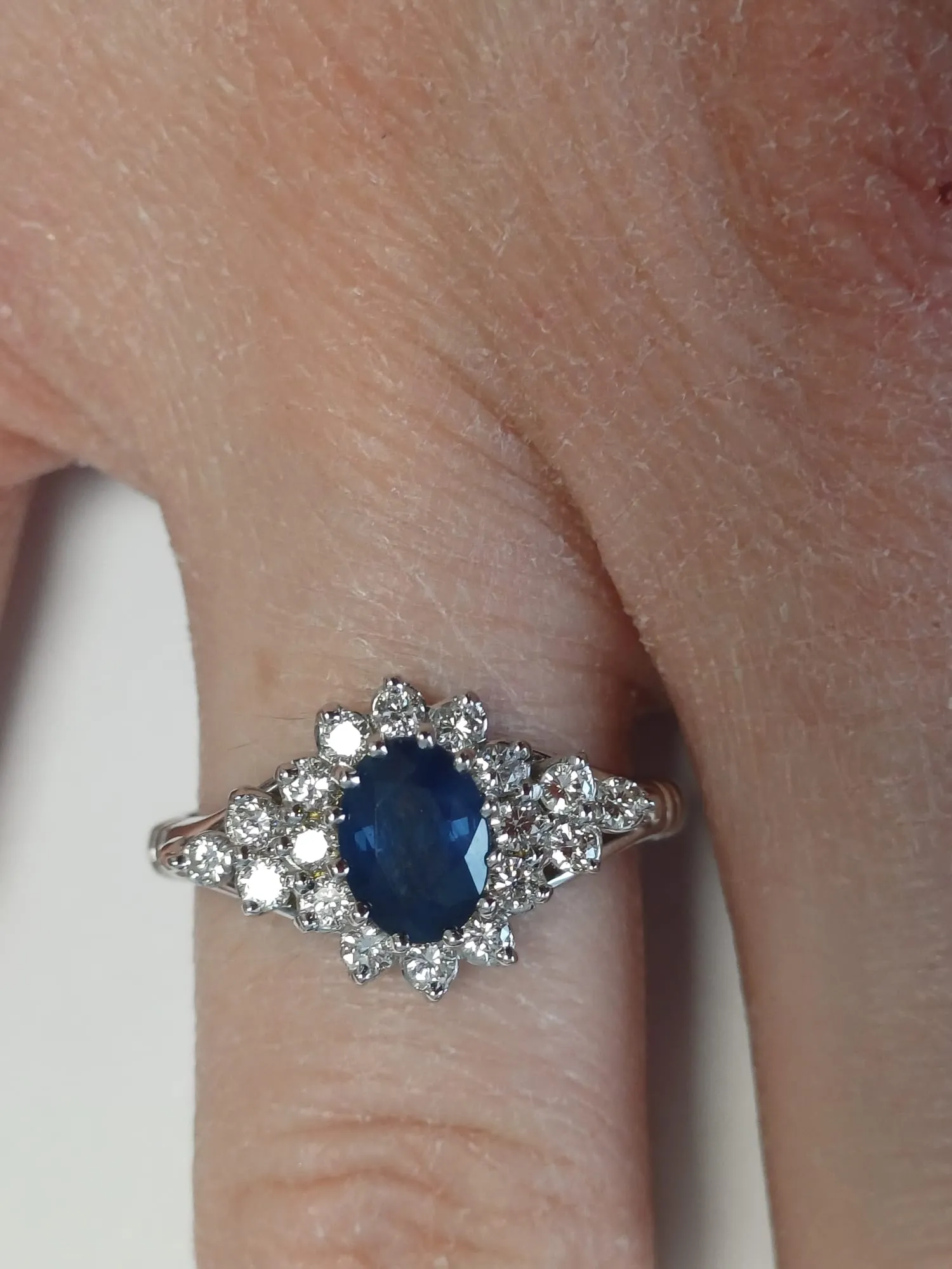 Bague marguerite en or blanc ornée d'un saphir sold by 58 Facettes product image thumbnail 2