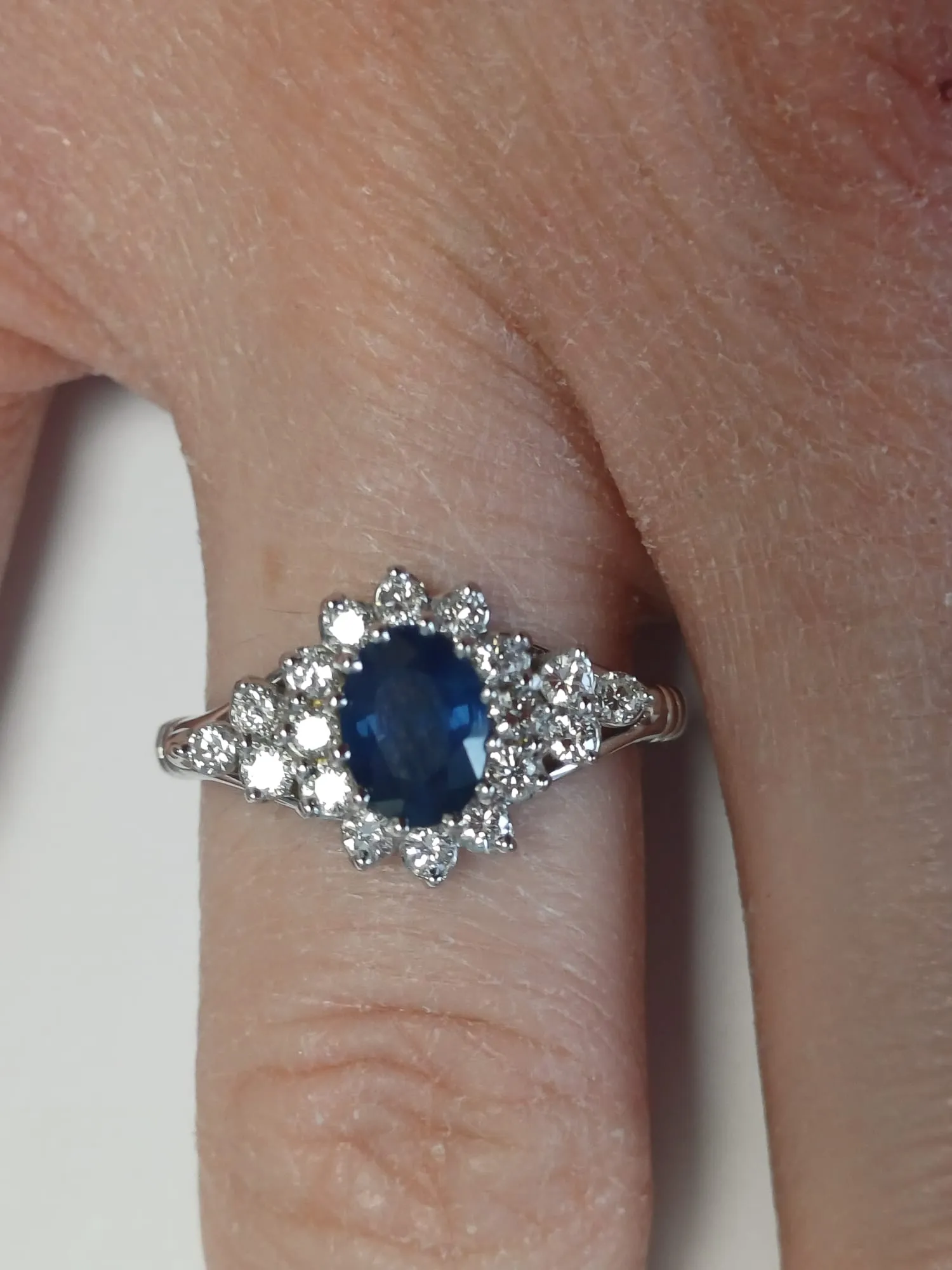 Bague marguerite en or blanc ornée d'un saphir sold by 58 Facettes product image thumbnail 4