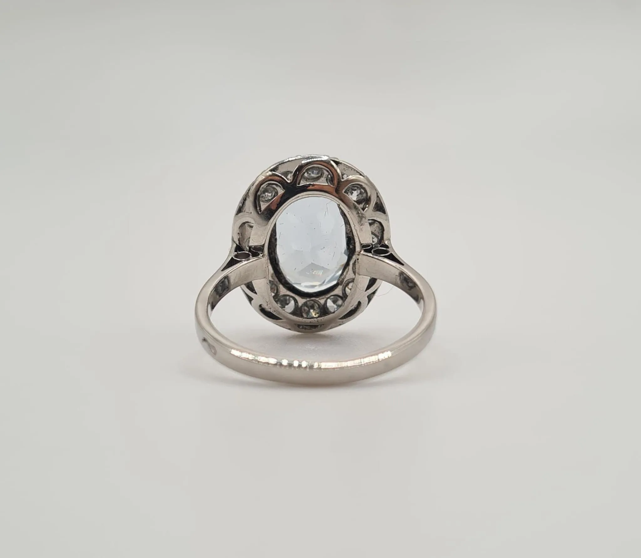 Bague or blanc 18 carats sertie d'une aigue marine et diamants anciens sold by 58 Facettes product image thumbnail 5