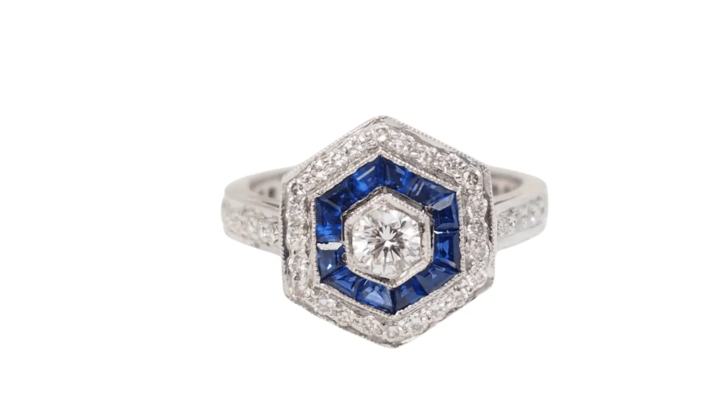 Bague hexagonale, saphirs calibrés et diamants sold by 58 Facettes