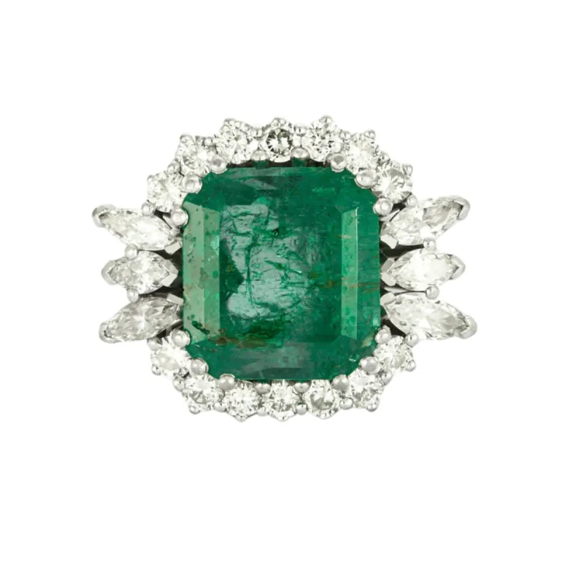 Bague émeraude entourage diamants sold by 58 Facettes