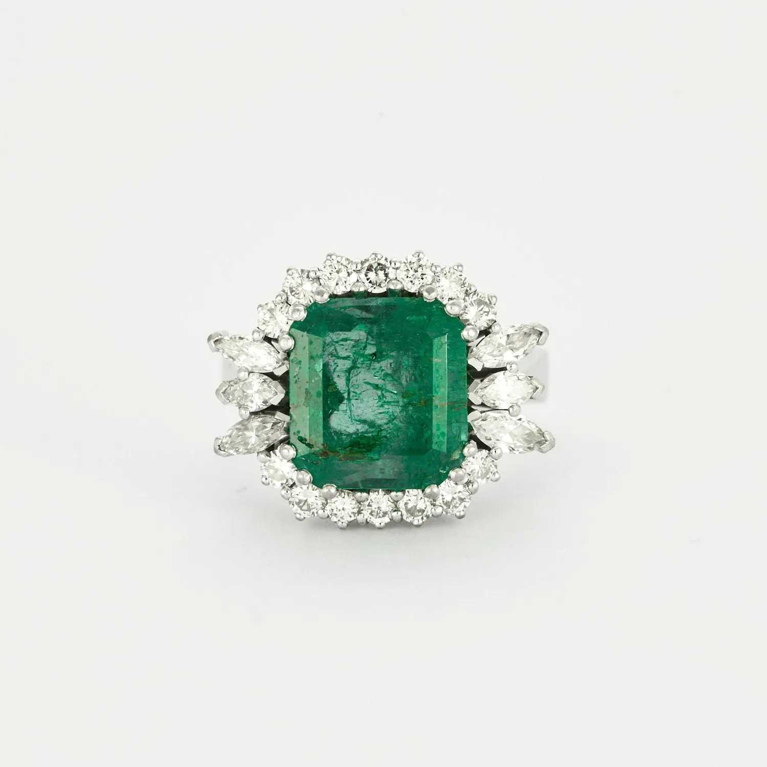 Bague émeraude entourage diamants sold by 58 Facettes product image thumbnail 3