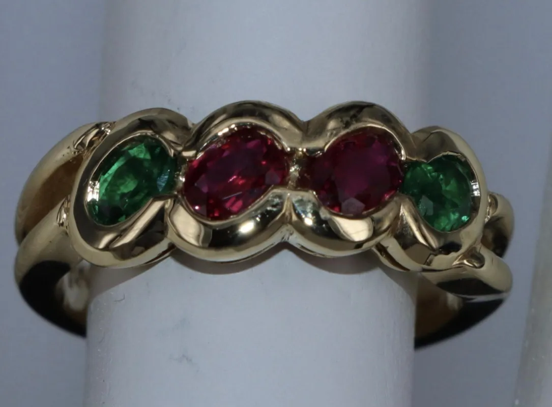 Bague en or jaune rubis et émeraude sold by 58 Facettes