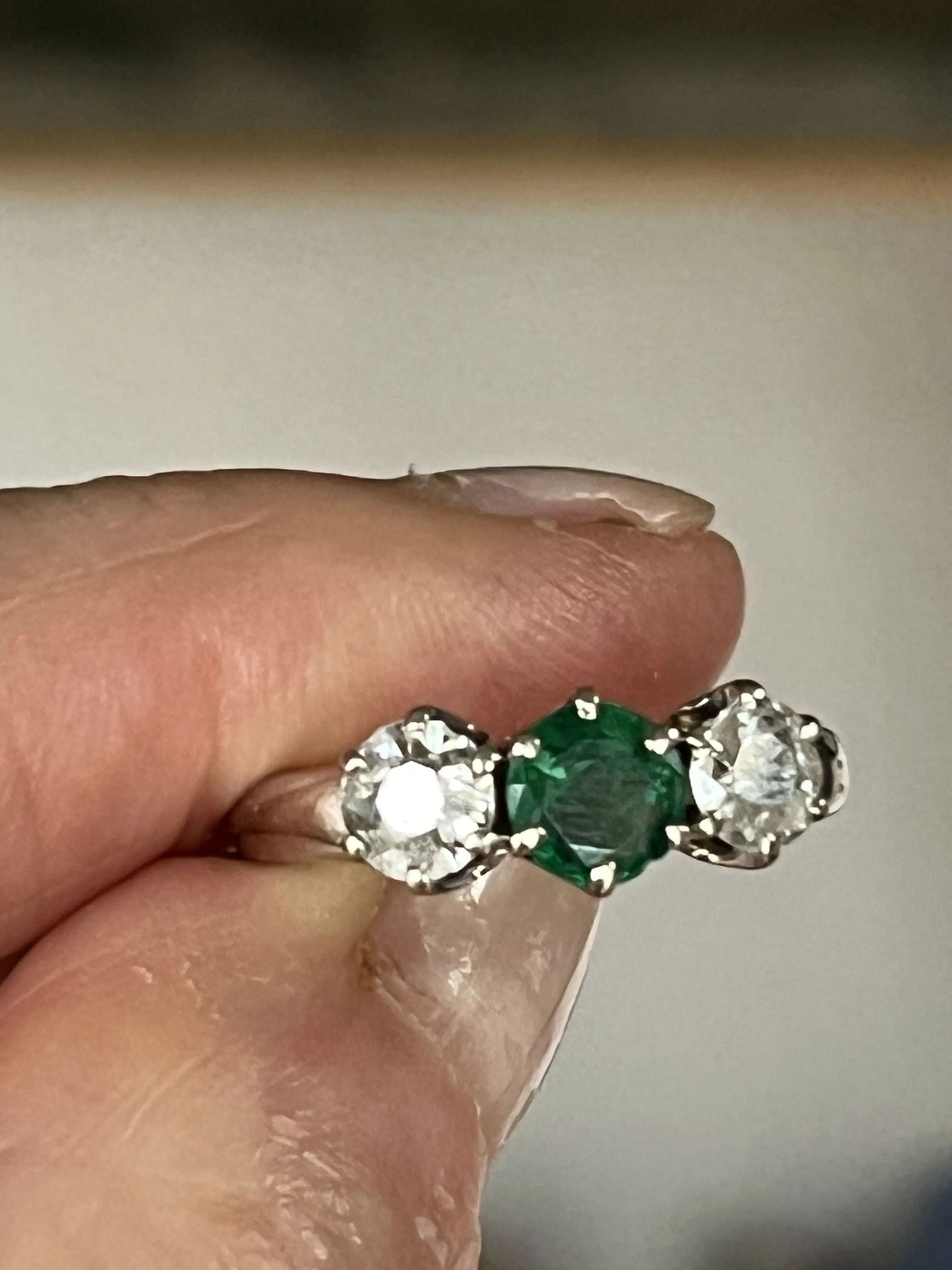 Bague Jarretière Or Gris Emeraude Diamants sold by 58 Facettes product image thumbnail 2