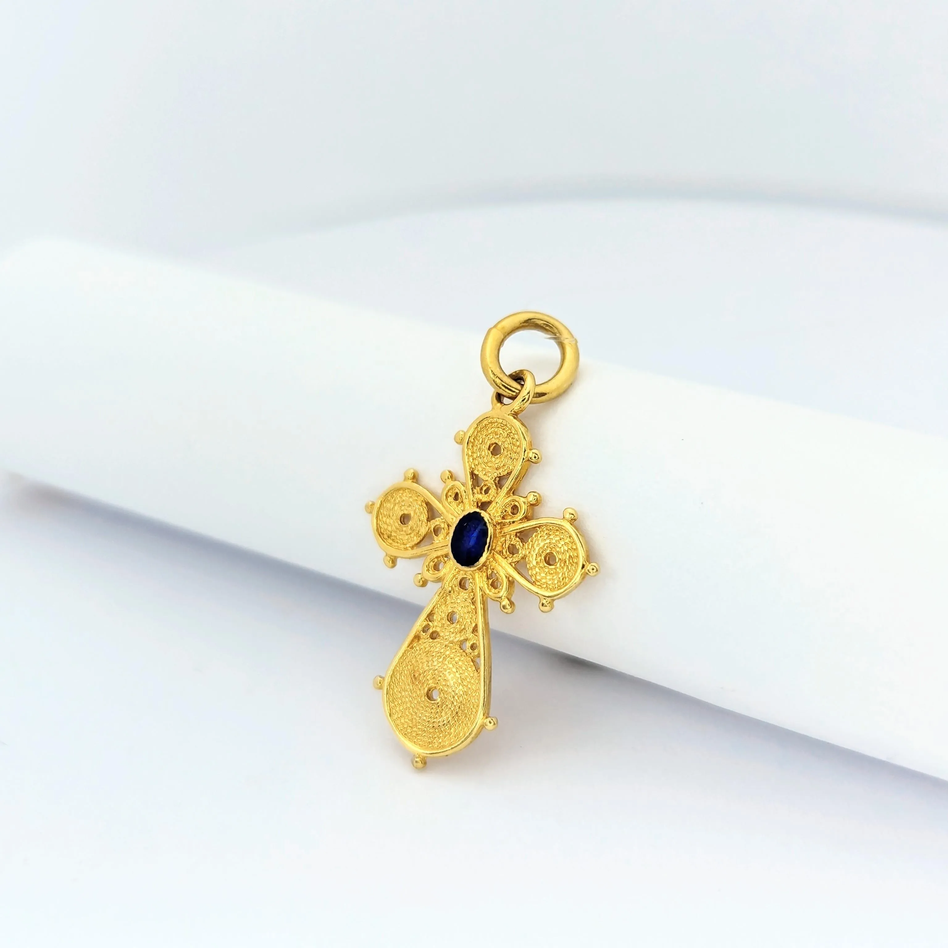 Pendentif croix en or jaune 18 carats sold by 58 Facettes product image thumbnail 4