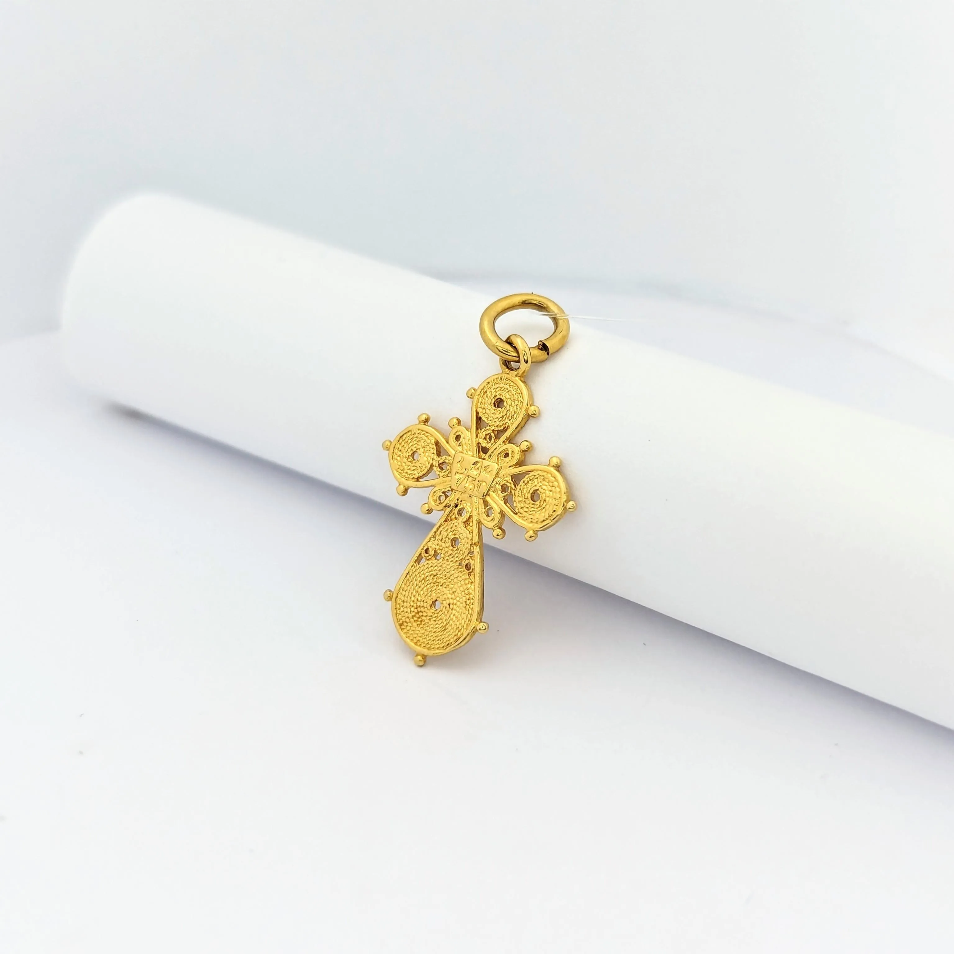 Pendentif croix en or jaune 18 carats sold by 58 Facettes product image thumbnail 5