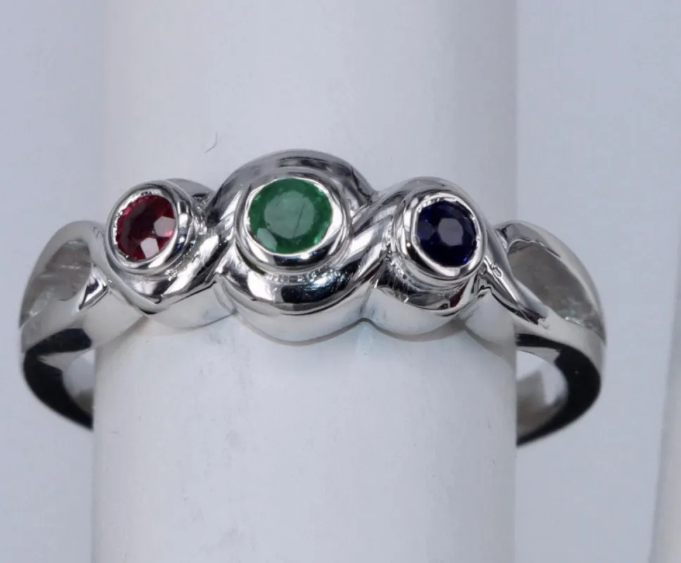 Bague 3 pierres émeraude rubis et saphir en or blanc sold by 58 Facettes