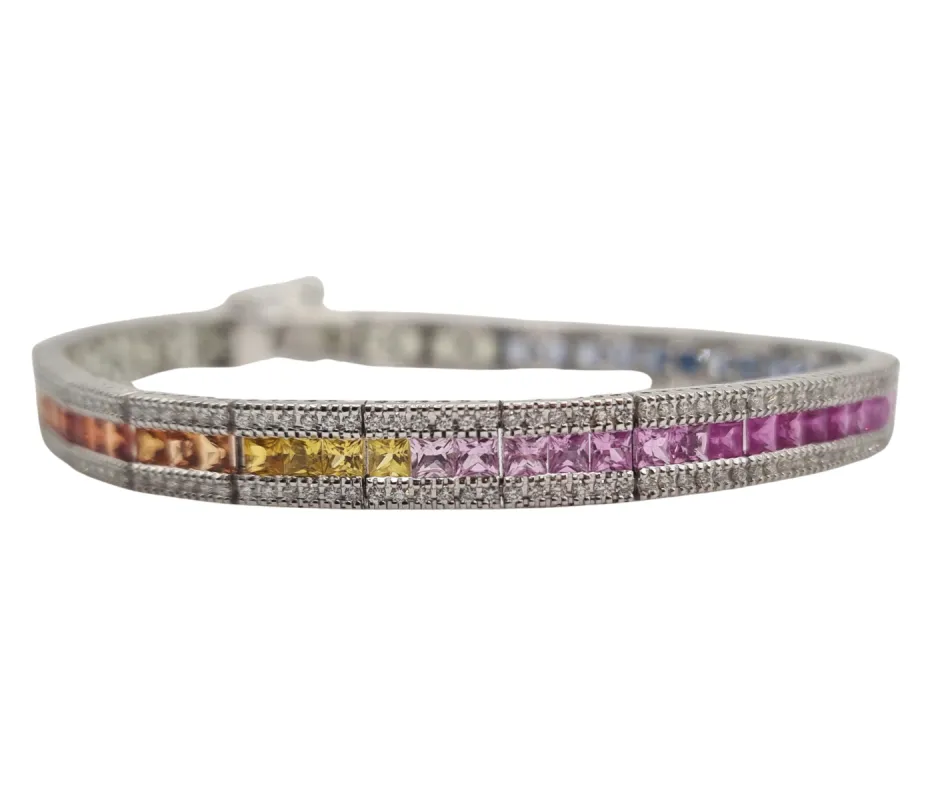 Bracelet or blanc, diamants et saphirs multi-couleurs sold by 58 Facettes