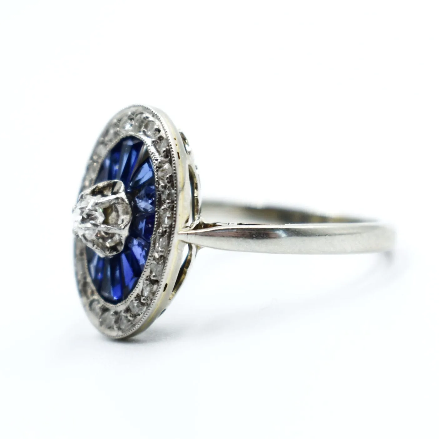Bague Art Déco or, platine, diamants et saphirs sold by 58 Facettes
