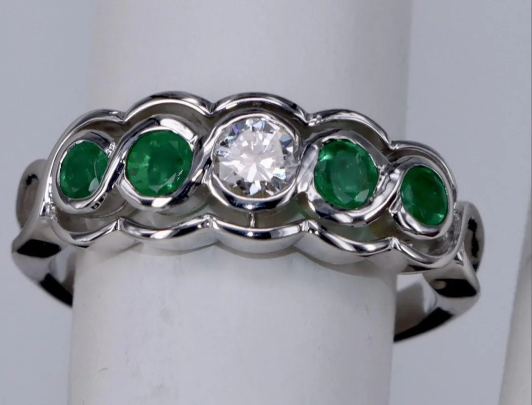 Bague alliance Art Déco Diamants et Emeraude or blanc sold by 58 Facettes