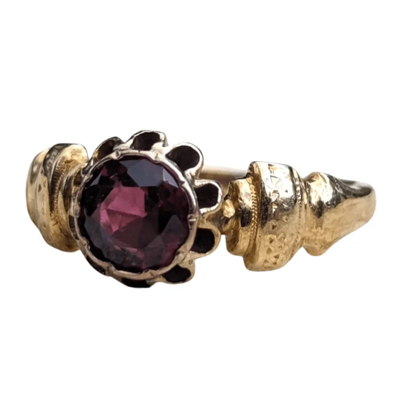 Bague ancienne or et grenat sold by 58 Facettes