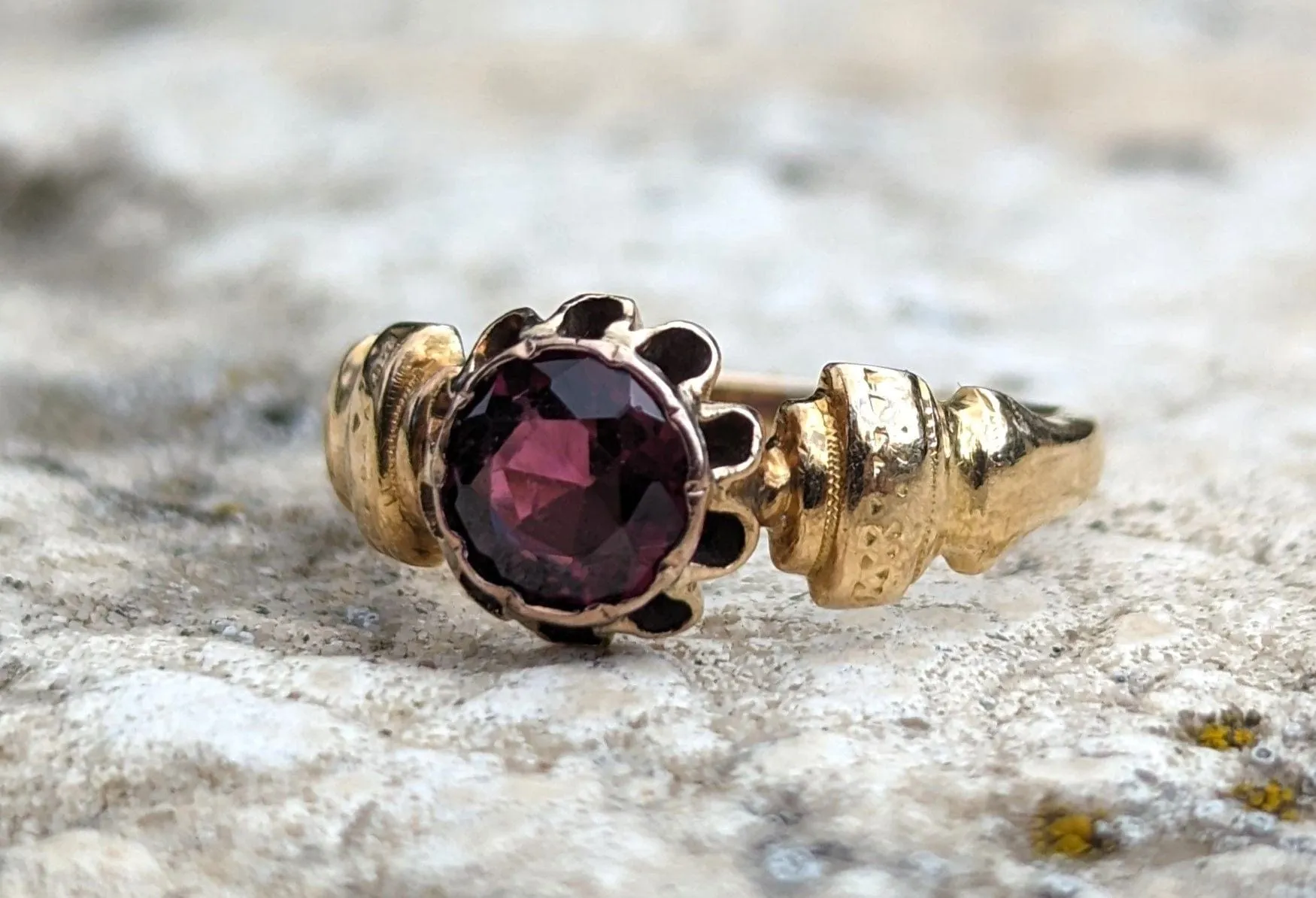 Bague ancienne or et grenat sold by 58 Facettes product image thumbnail 4