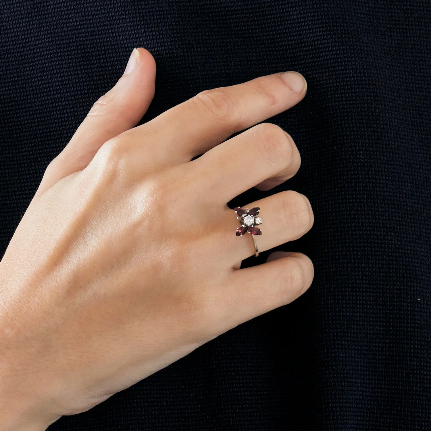 Bague en or gris, diamants et rubis sold by 58 Facettes product image thumbnail 2