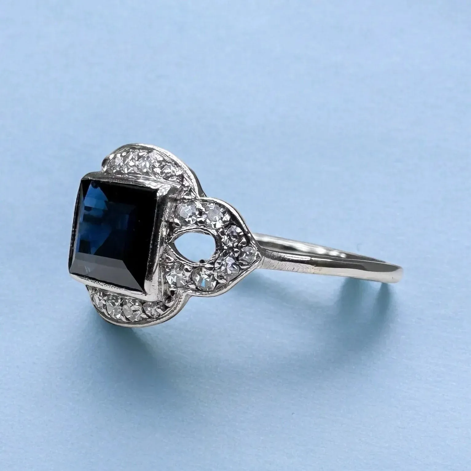 Bague Art Déco platine Saphir Diamants. sold by 58 Facettes product image thumbnail 2