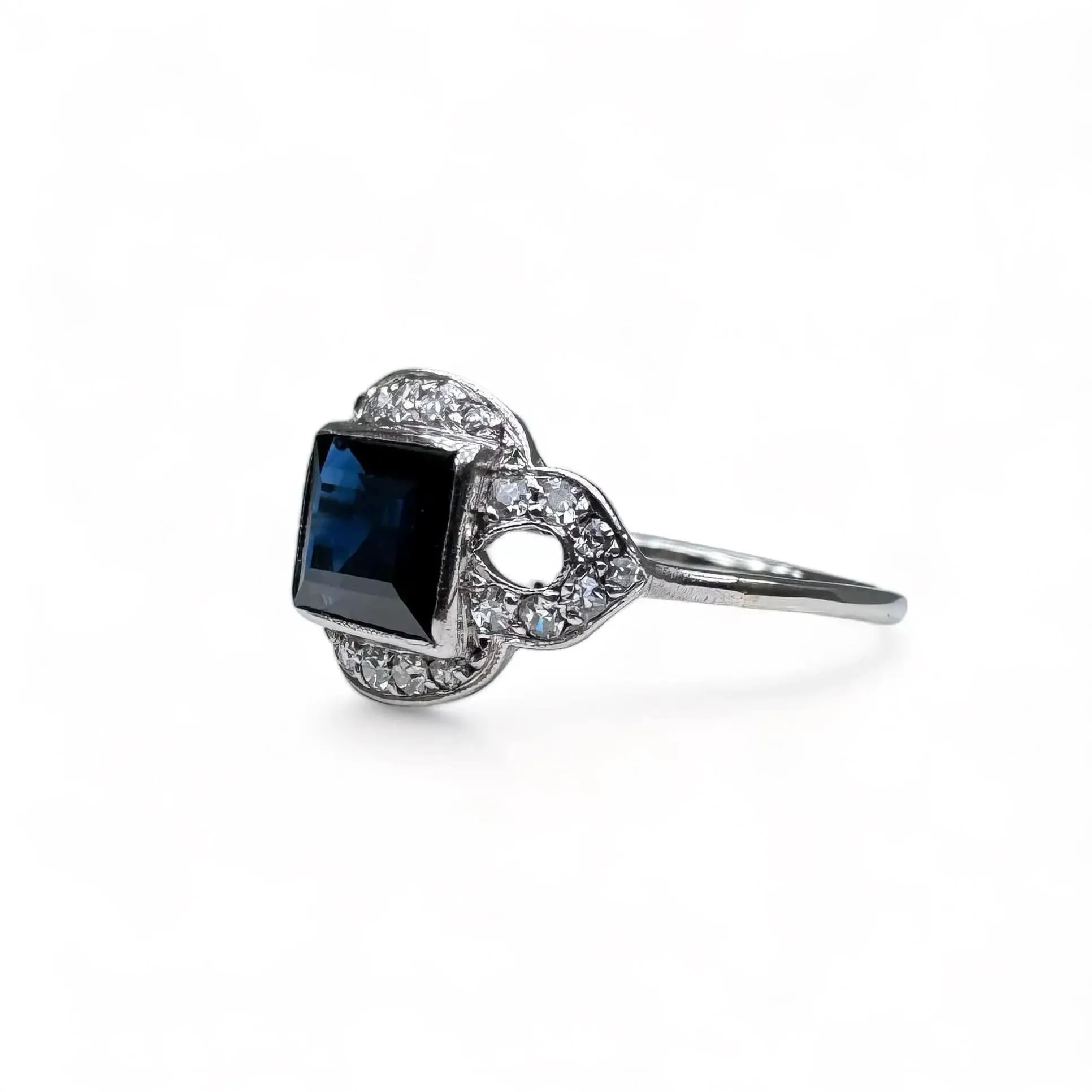 Bague Art Déco platine Saphir Diamants. sold by 58 Facettes product image thumbnail 4