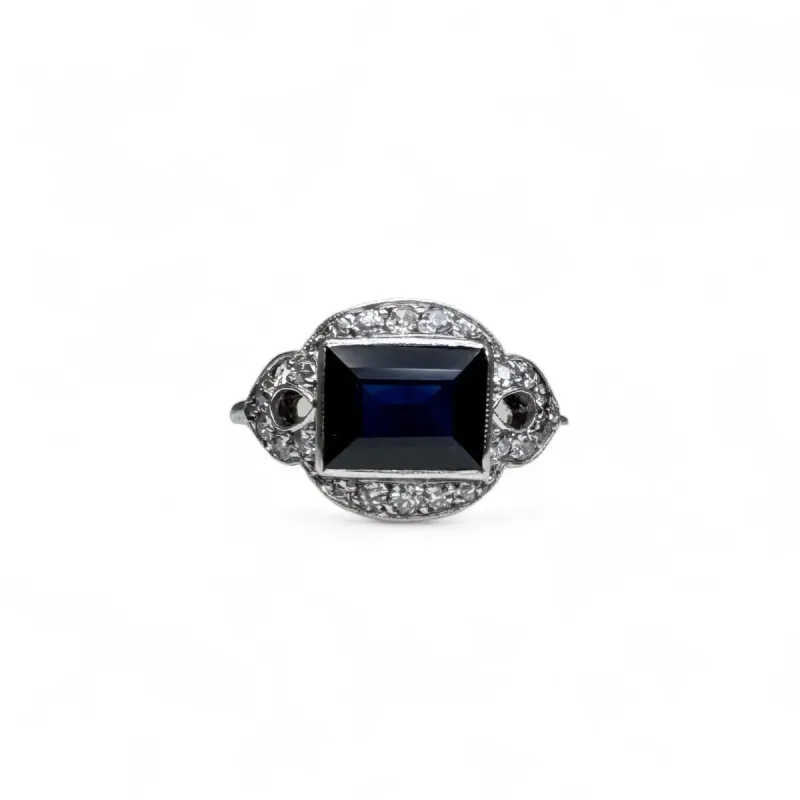 Bague Art Déco platine Saphir Diamants. sold by 58 Facettes