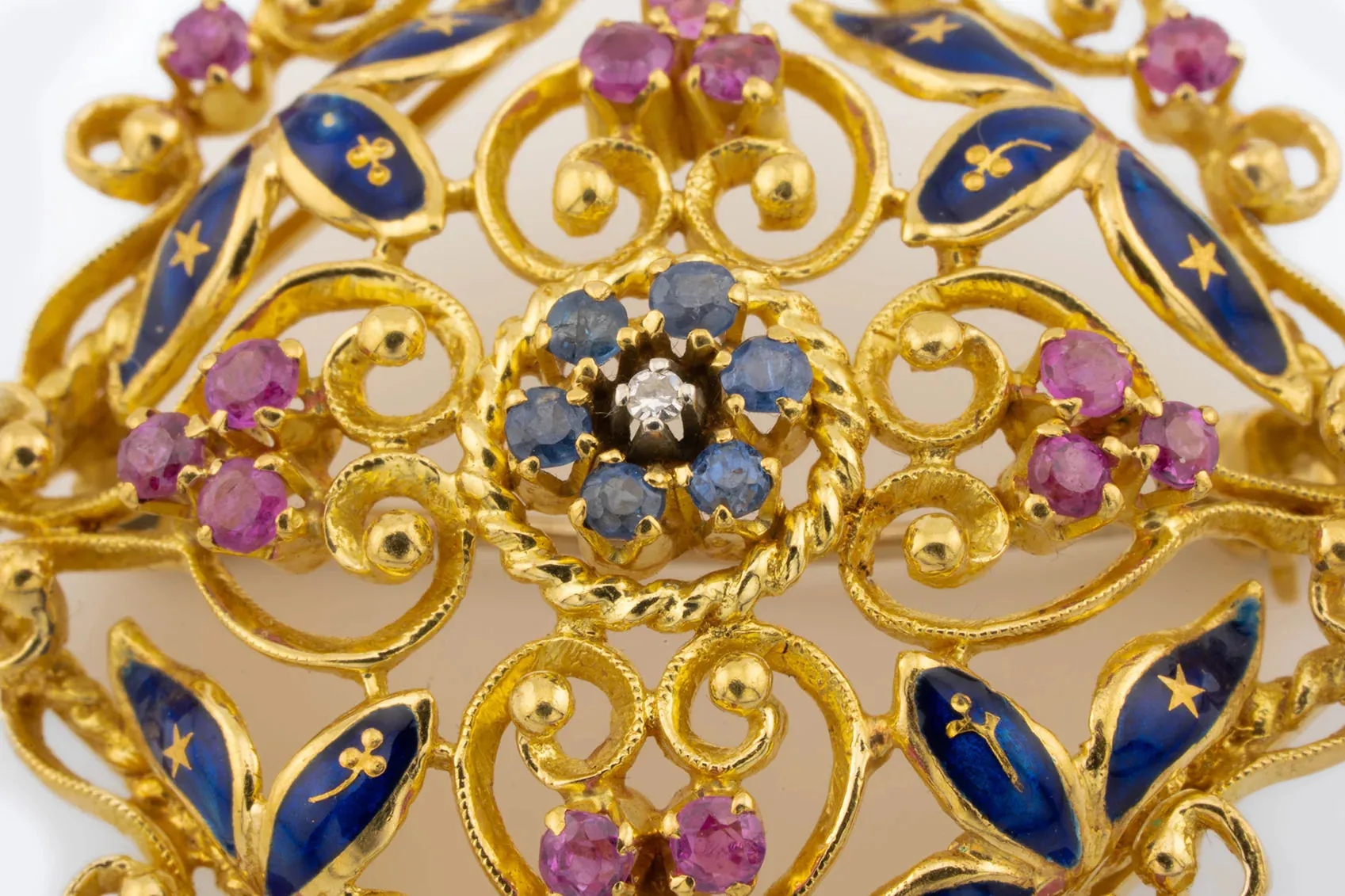 Spilla coussin en or jaune 18 carats avec rubis et saphirs sold by 58 Facettes product image thumbnail 3