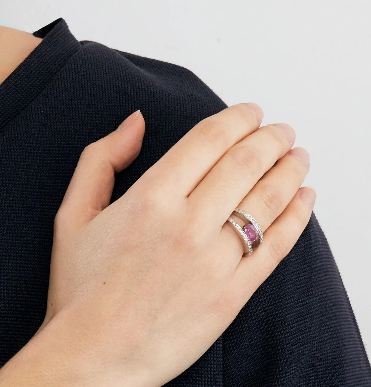 Bague en or gris saphir rose et diamants sold by 58 Facettes product image thumbnail 2