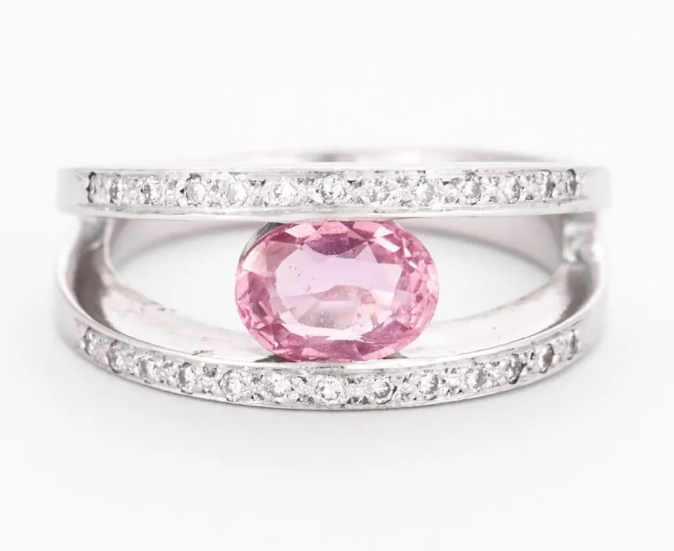 Bague en or gris saphir rose et diamants sold by 58 Facettes