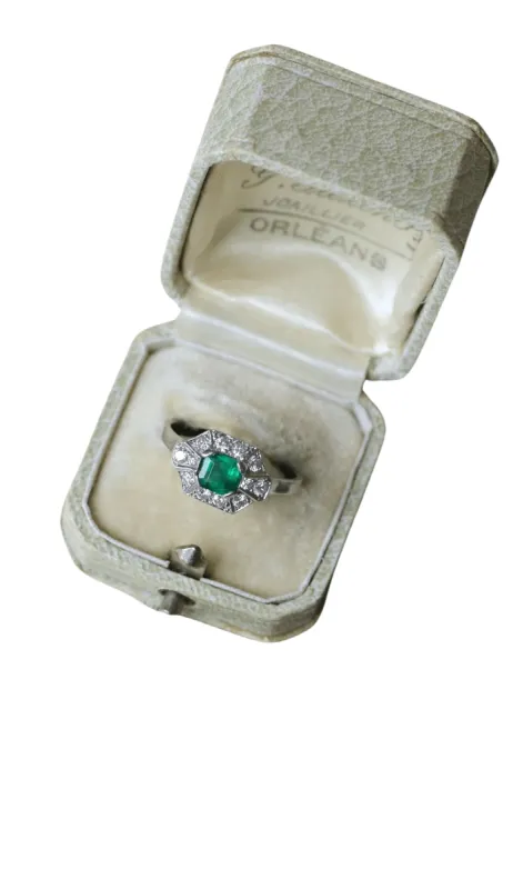 Bague Art Deco Emeraude et Diamants, Platine sold by 58 Facettes