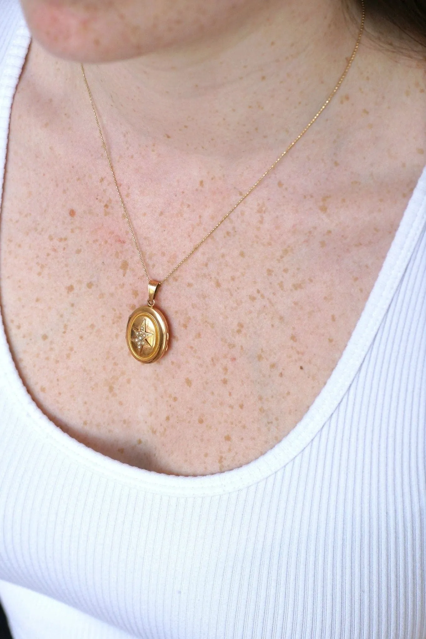 Médaillon étoile porte-photo or et perles sold by 58 Facettes product image thumbnail 2